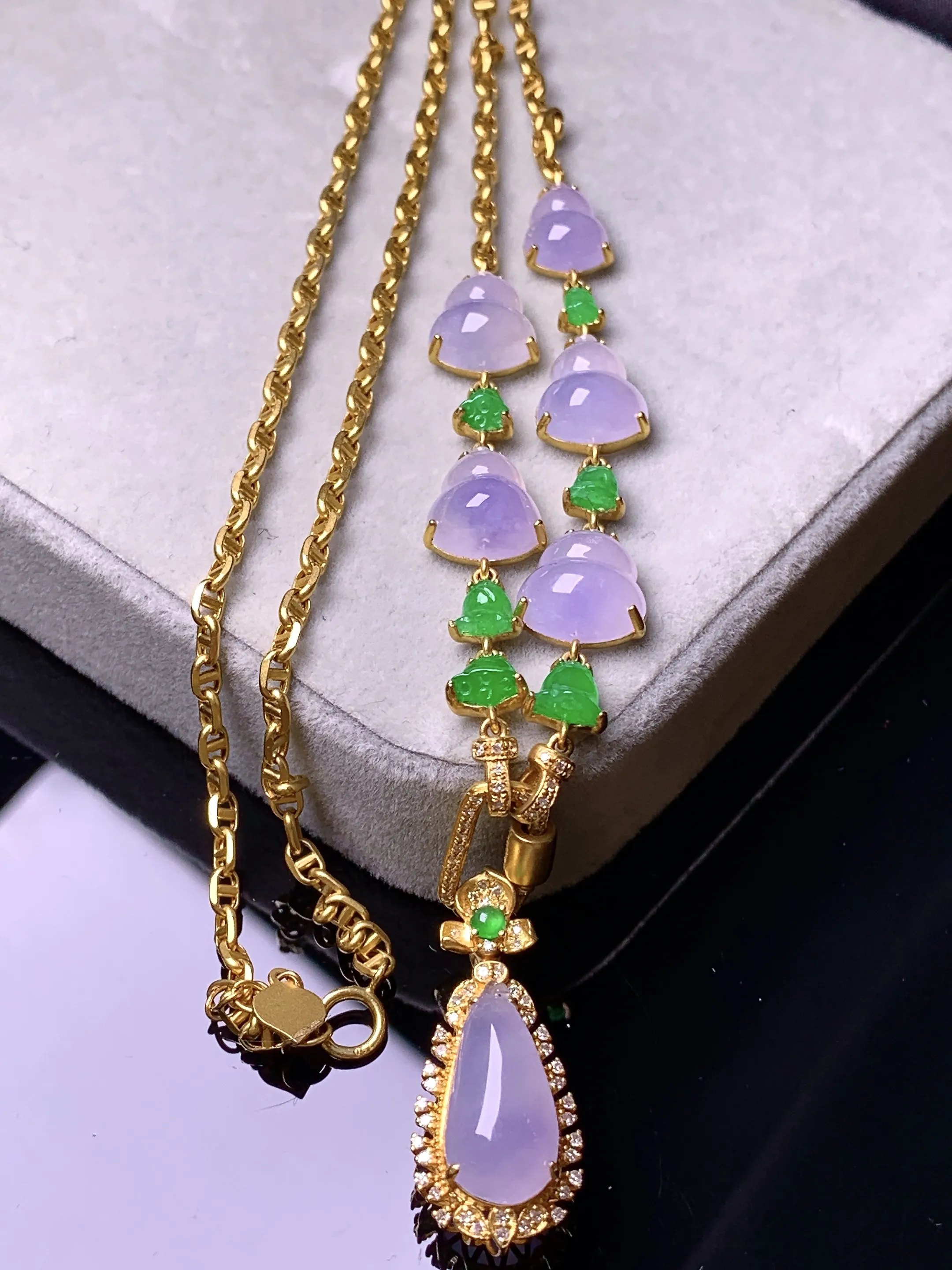 18k金钻镶嵌淡紫罗兰葫芦水滴多用项链吊坠 玉质细腻 色泽艳丽清新 整体尺寸25.2*10.6*8.2
