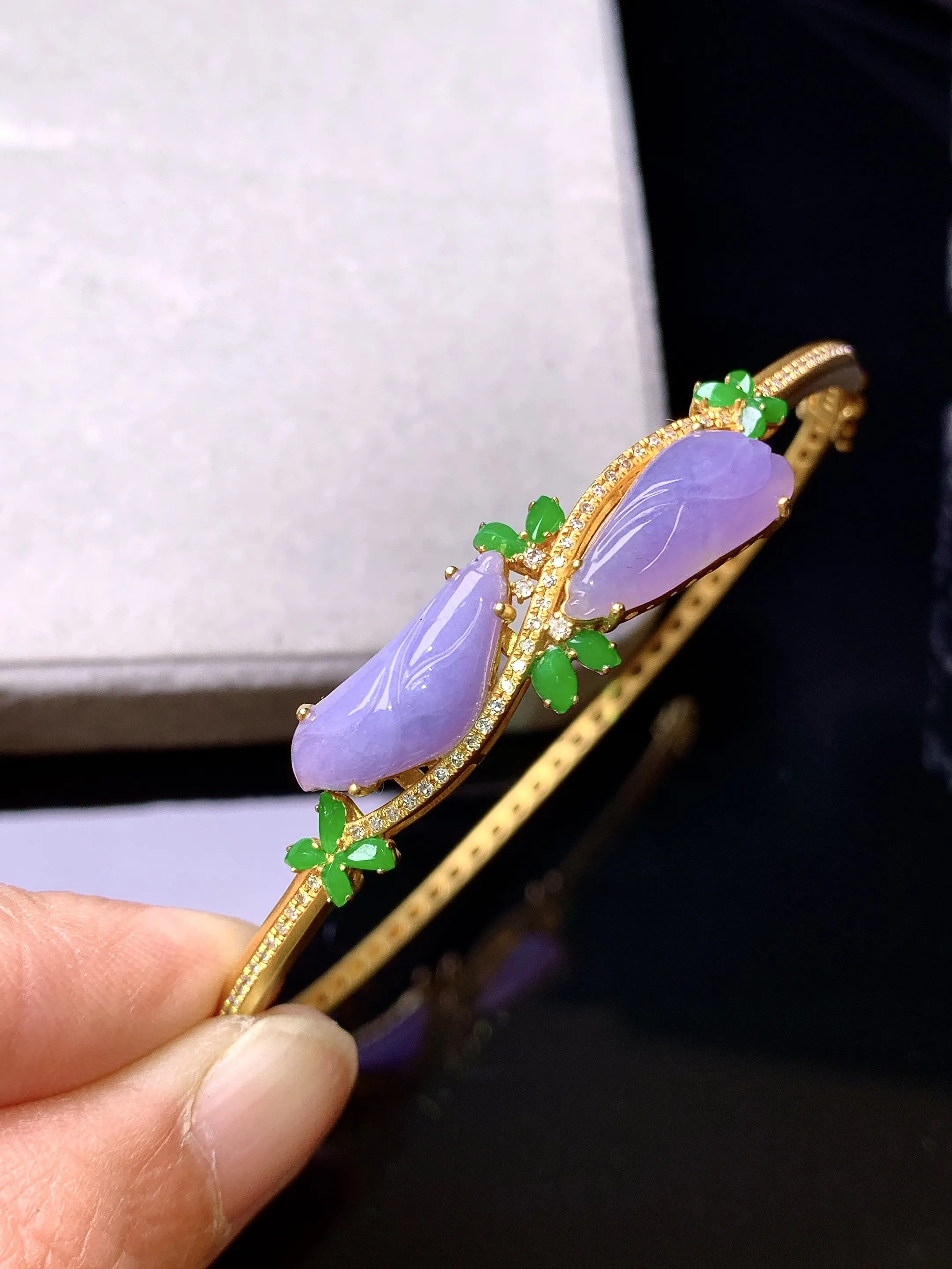 18k金钻镶嵌紫罗兰花蕾手镯 玉质细腻 色泽艳丽清新 圈口59 取一裸石尺寸16.3*6.3*3.5