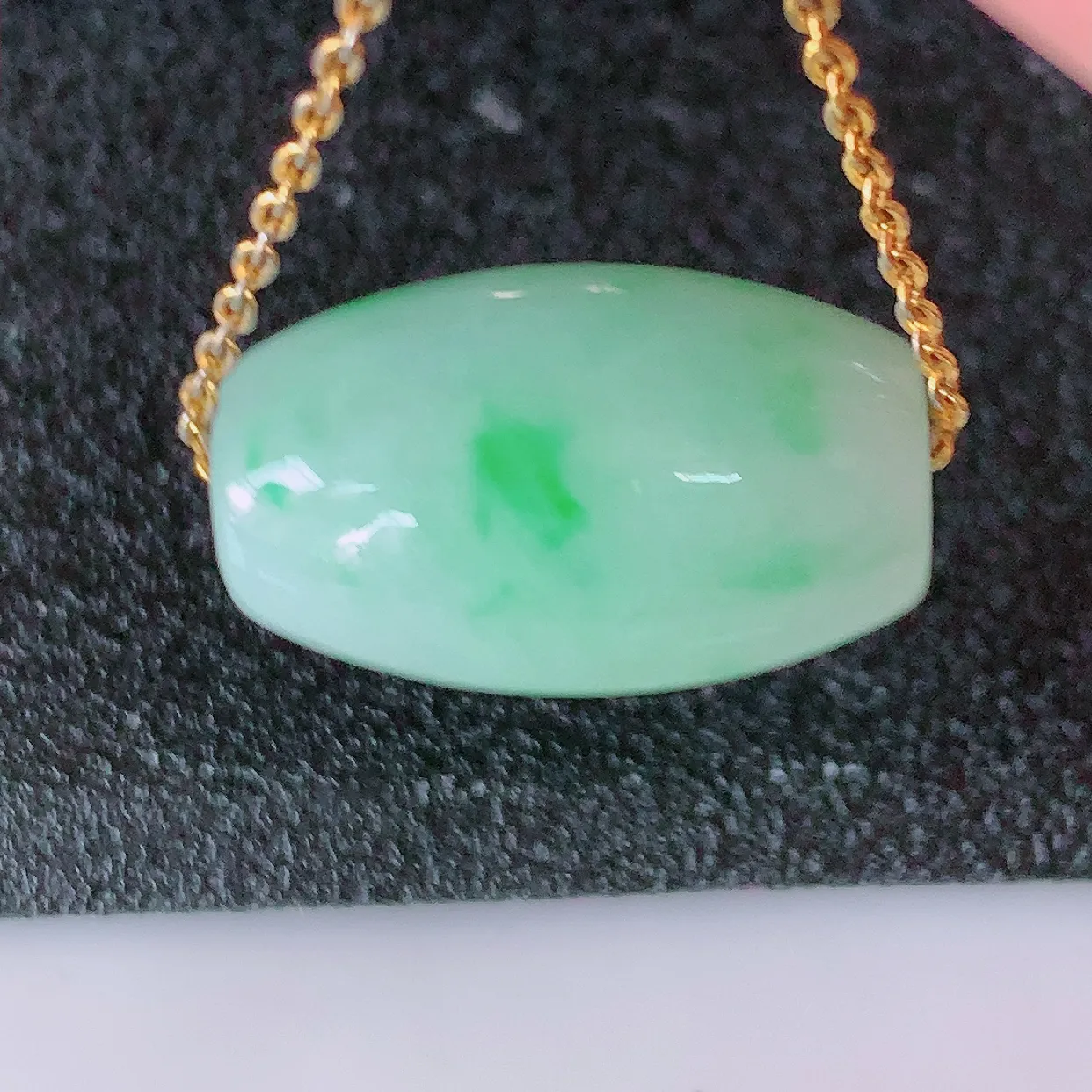 自然光实拍，冰润飘绿翡翠路路通吊坠，寓意时来运转、财源滚滚，款式新颖时尚，日常百搭的款！配图银链#57.7