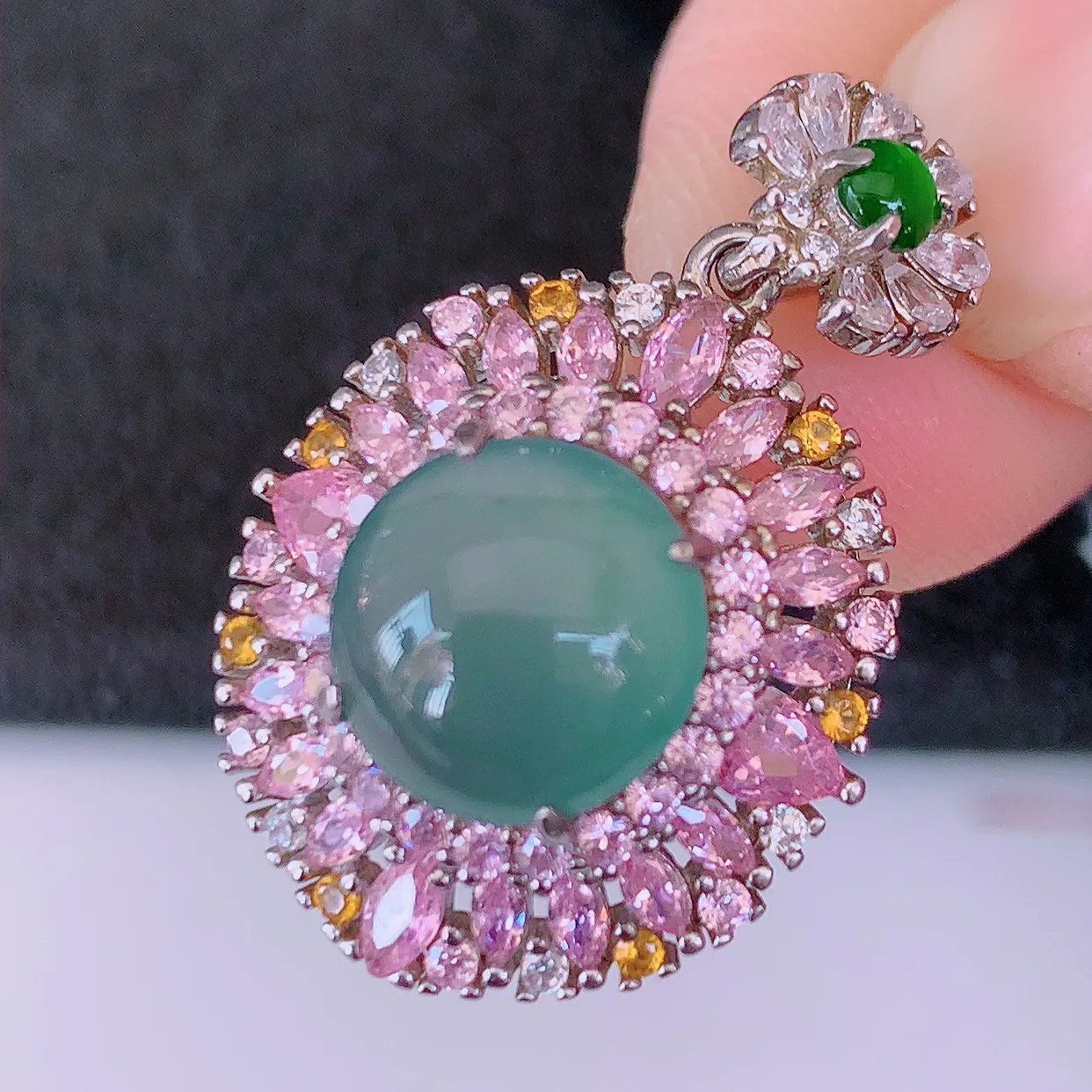 冰透满绿翡翠925银镶嵌吊坠，自然光实拍，翠色灵动，颜色漂亮，种老水足，品相佳，佩戴佳品！#97.7整体28*18.5*10.5裸石9.8*9.6