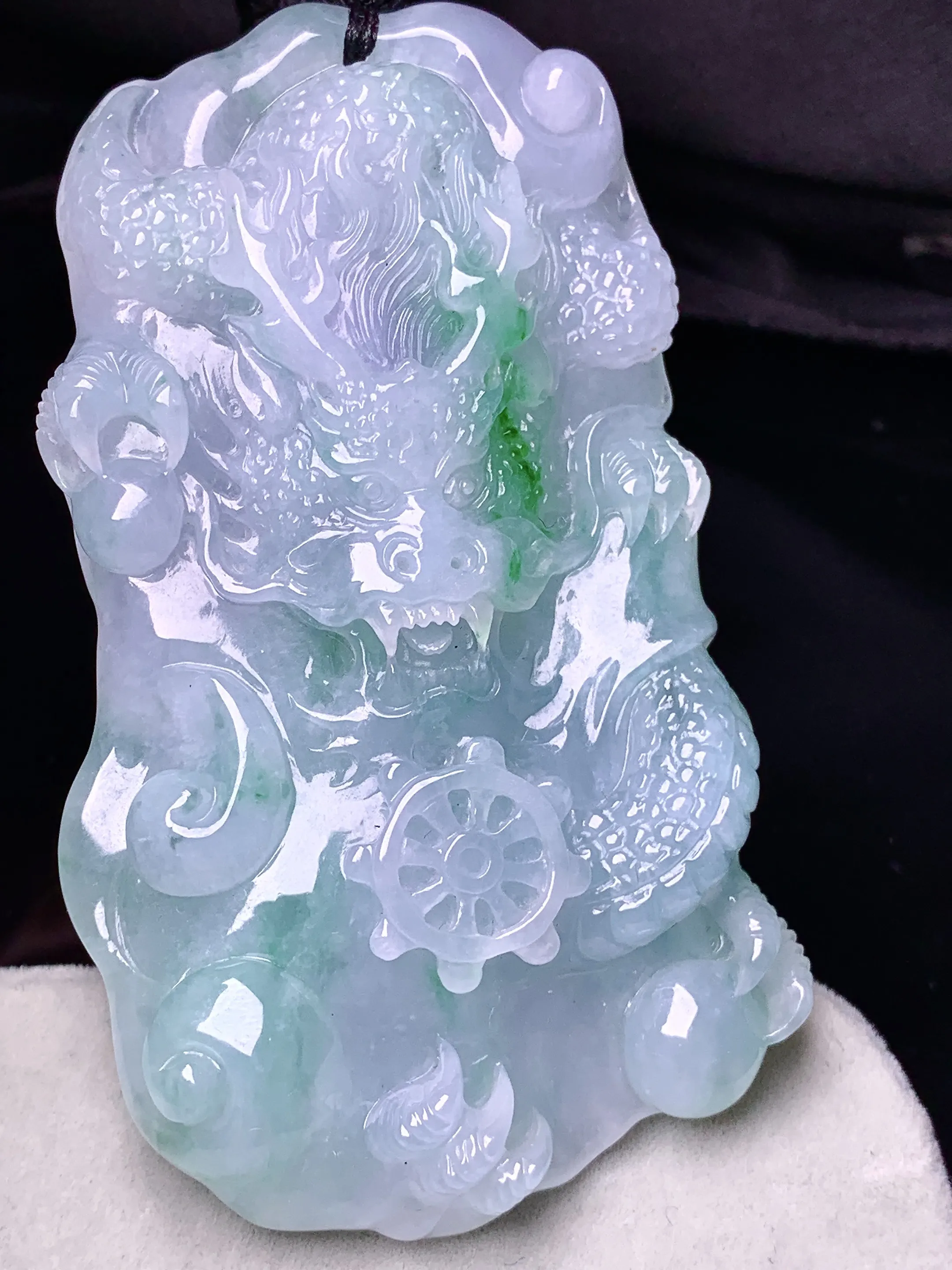 飘绿龙牌吊坠 玉质细腻 色泽艳丽清新 整体尺寸72.8*41.8*10.3