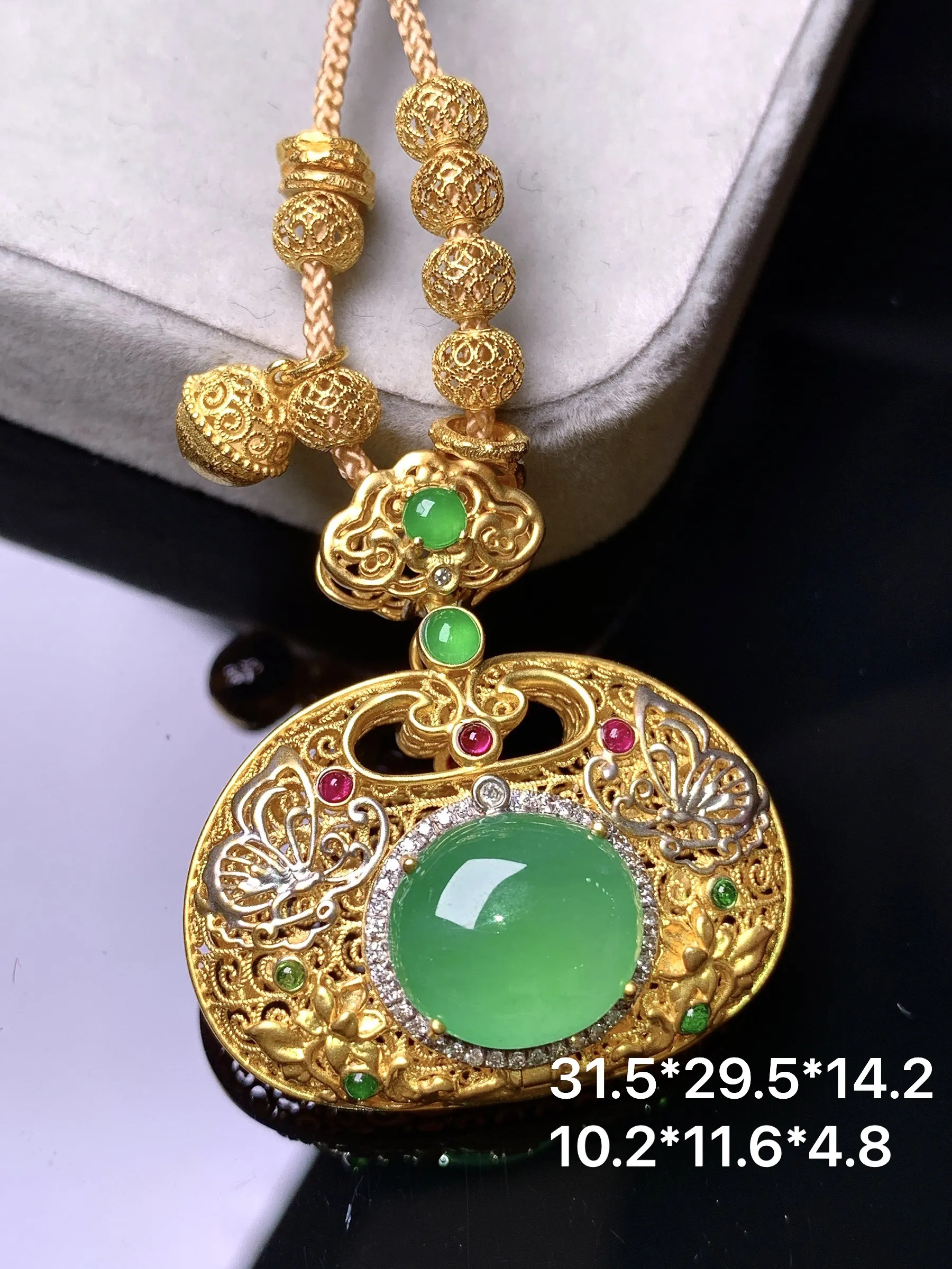 18k金钻镶嵌满绿蛋面吊坠 玉质细腻 色泽艳丽清新 整体尺寸31.5*29.5*14.2