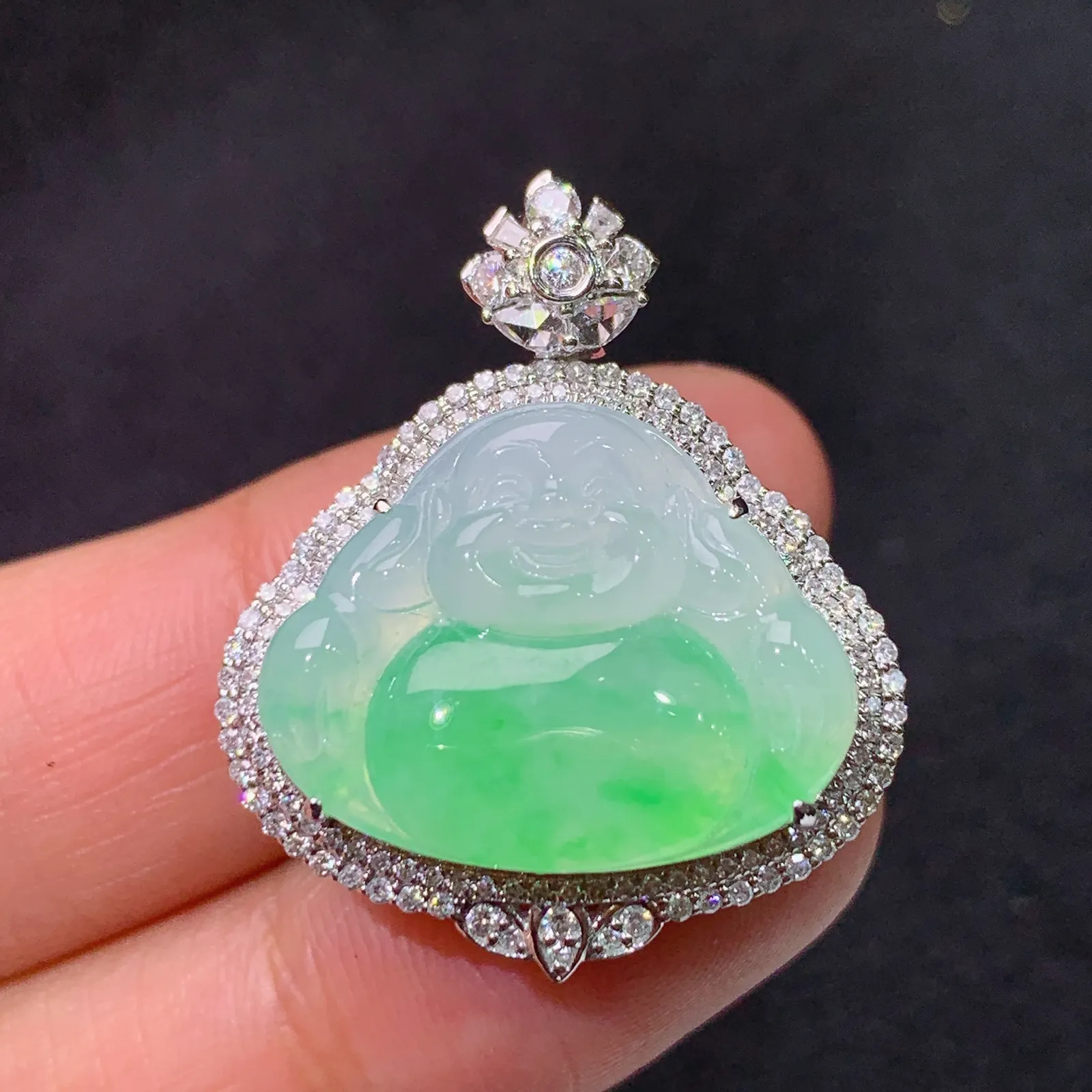 冰飘绿舒佛吊坠，18k金镶嵌，冰润细腻，品相好，种水足，Jj 尺寸28.8*24.3*10.8