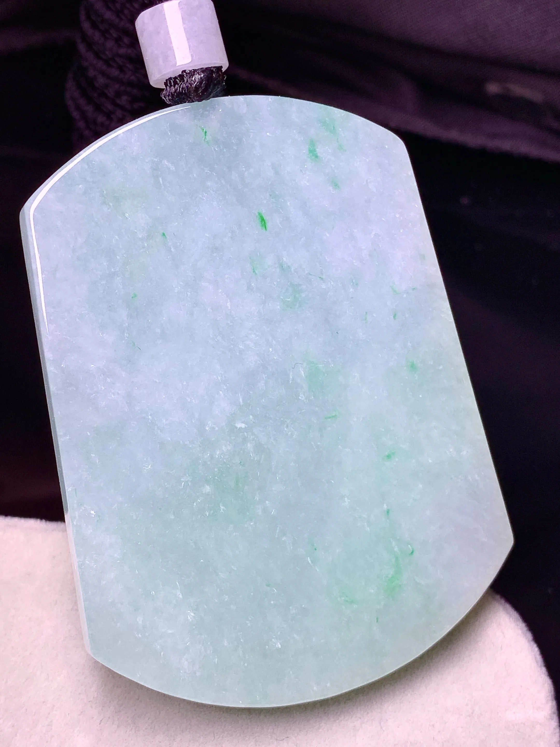 飘花无事牌吊坠 玉质细腻 色泽艳丽清新 整体尺寸55*40.8*5.6