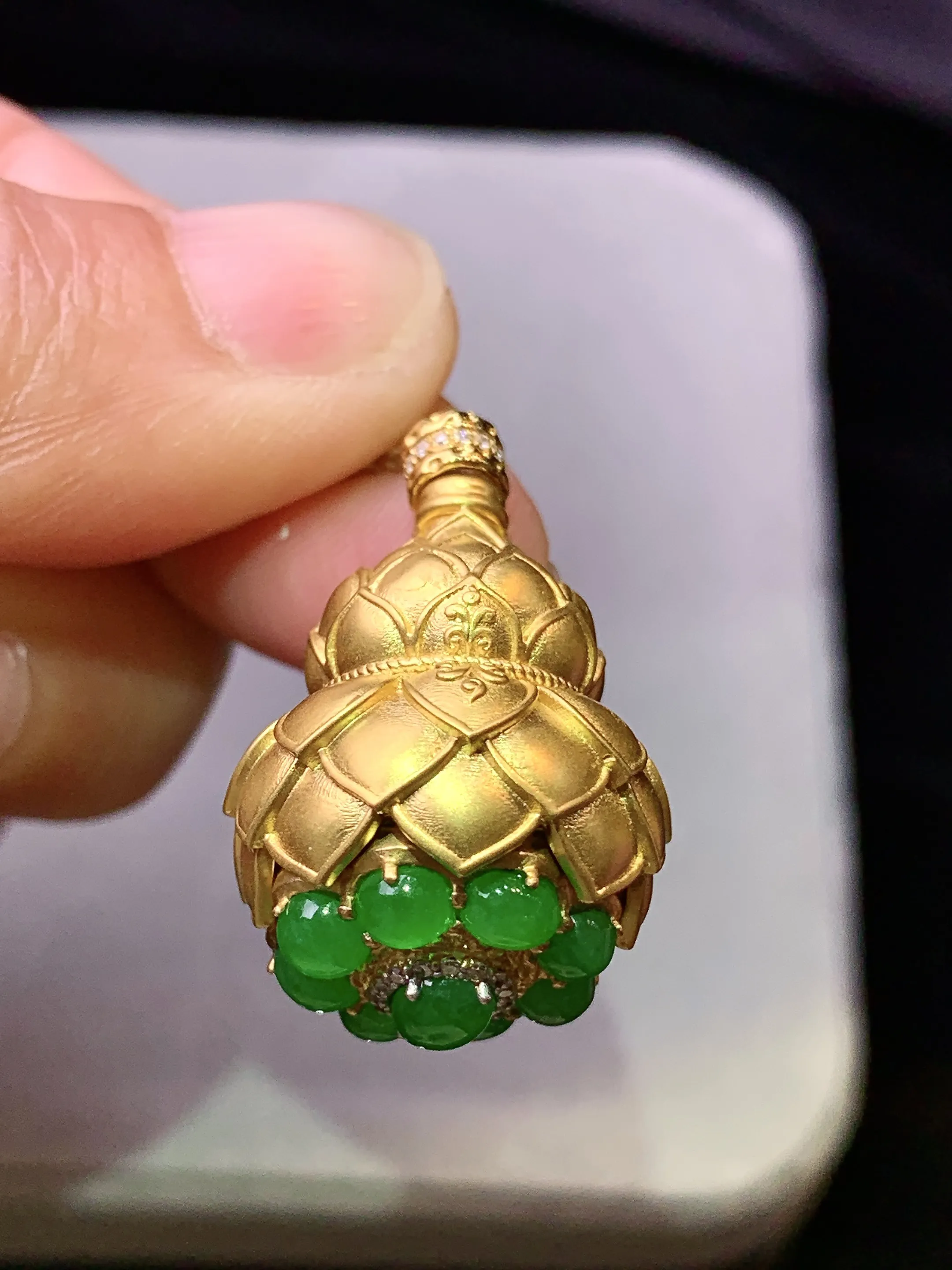 18k金钻镶嵌满绿蛋面组合花蕾吊坠 玉质细腻 色泽艳丽清新 整体尺寸27*17.5*17.5