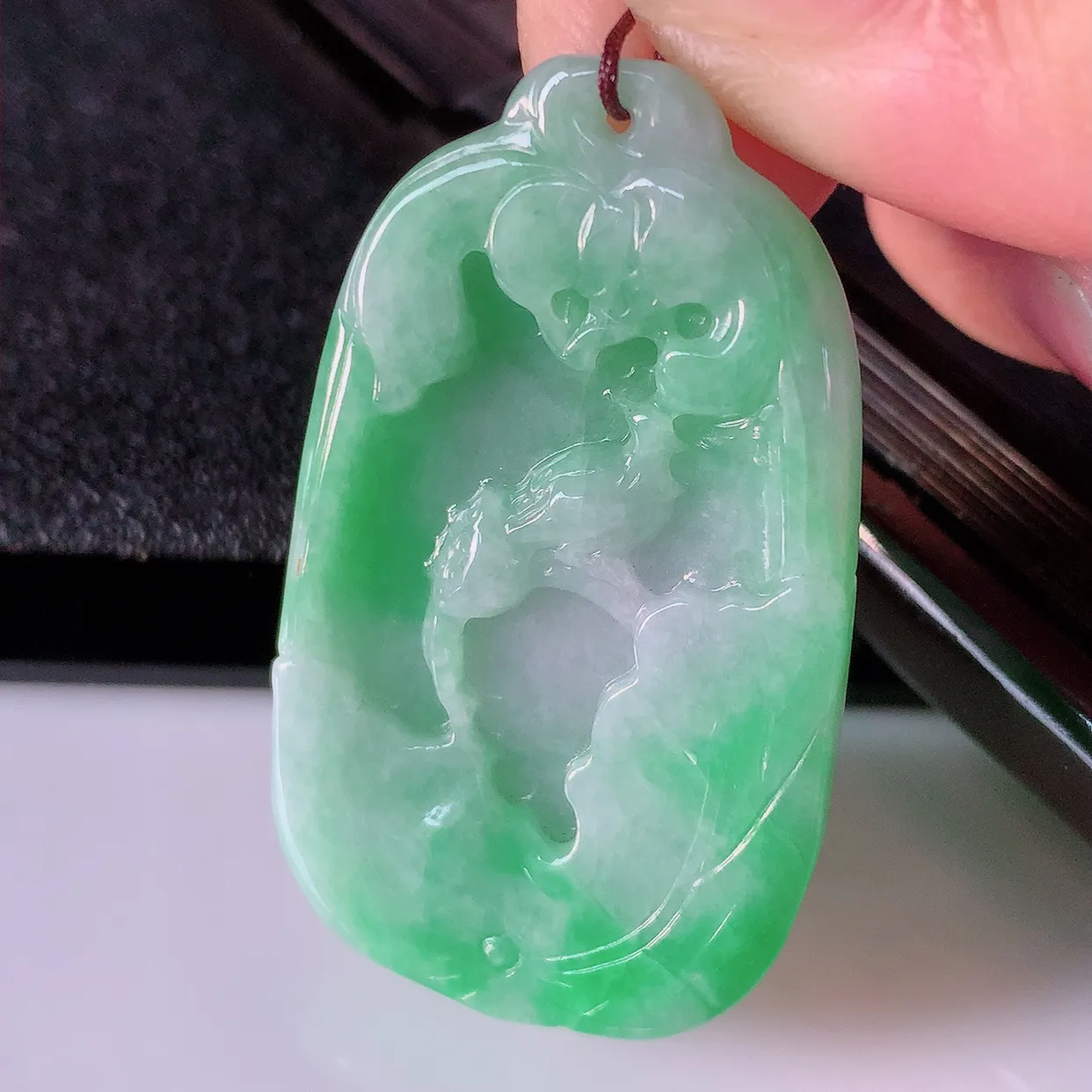 自然光实拍，冰润飘绿翡翠荷叶、和和美美玉坠，财源广进，自然隐逸、荷本是素不着尘之物，有和美之寓意。#39.10