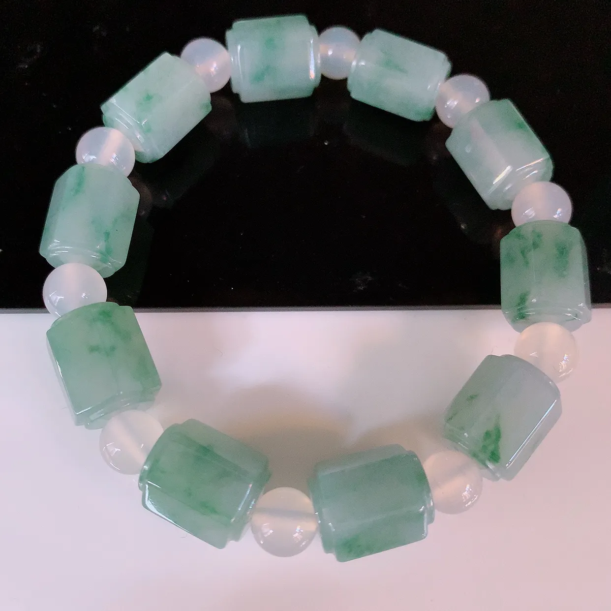 自然光实拍，冰润飘花翡翠手链，路路通翡翠手串，花式飘逸，佩戴效果大方时尚，圆珠为装饰珠！#89.10取一尺寸13.8-10.8