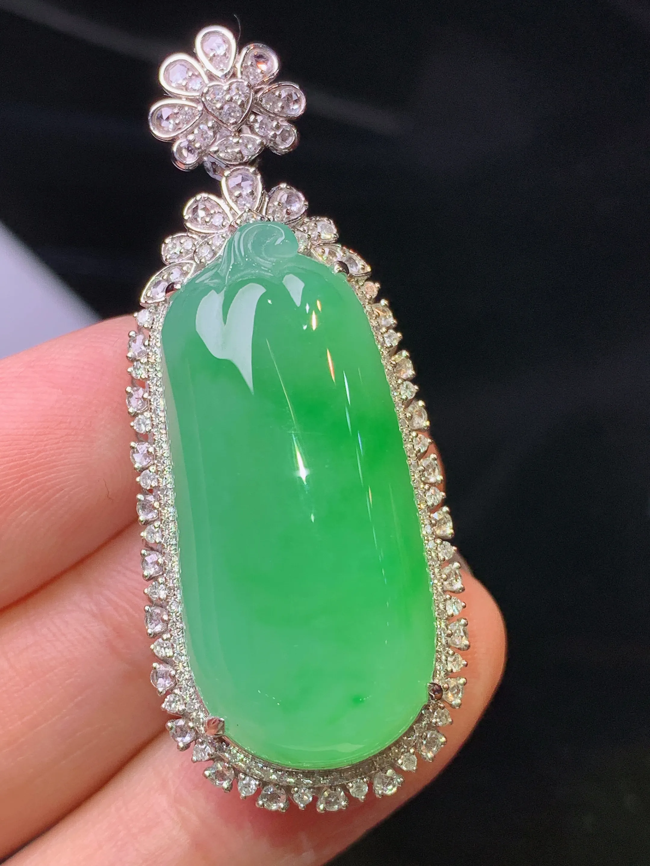 18k金钻镶嵌翠绿福瓜吊坠 玉质细腻 色泽艳丽清新 整体尺寸48*19.2*15