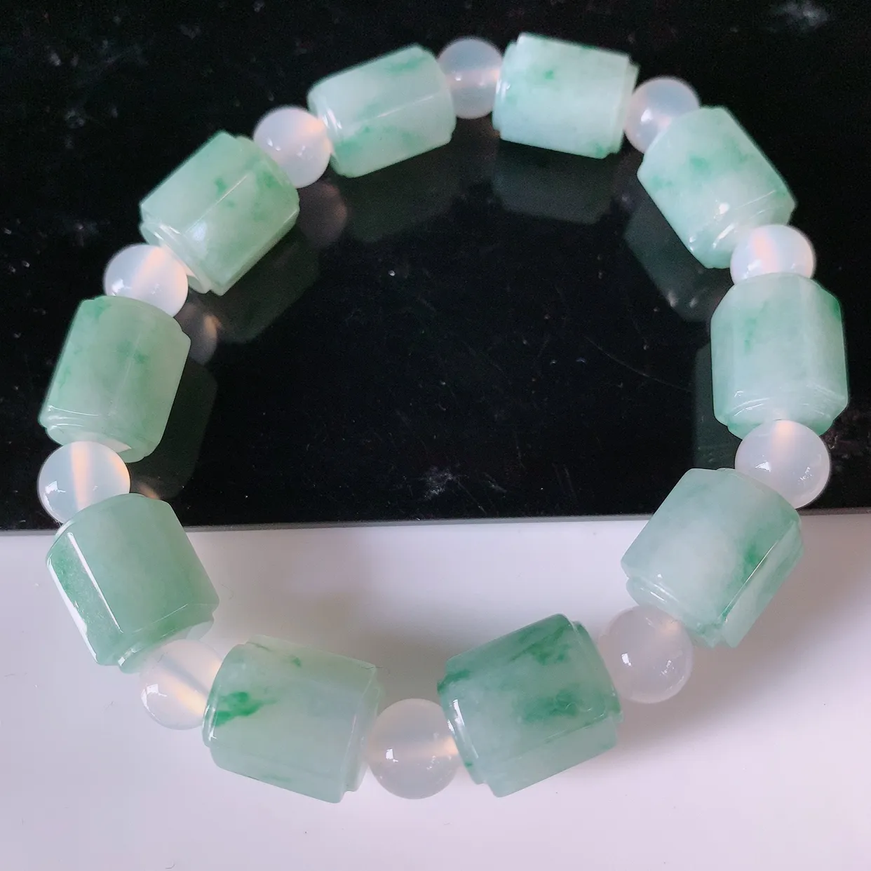 自然光实拍，冰润飘花翡翠手链，路路通翡翠手串，花式飘逸，佩戴效果大方时尚，圆珠为装饰珠！#89.10取一尺寸13.8-10.8