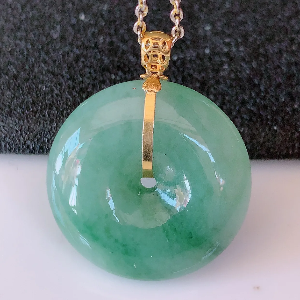 18k金镶嵌冰润飘花平安扣翡翠吊坠，款式新颖时尚，日常百搭的款。清秀高雅，佩戴优雅高贵！#46.7