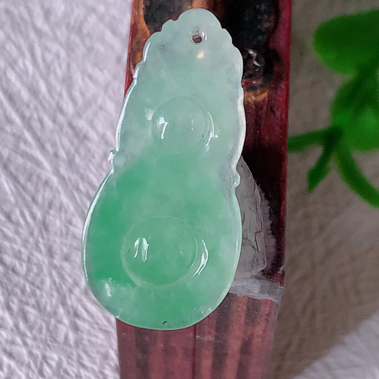 自然光实拍，冰种满绿翡翠葫芦吊坠，寓意福禄双全，财源滚滚，清新脱俗，佩戴效果优雅迷人！#01.10