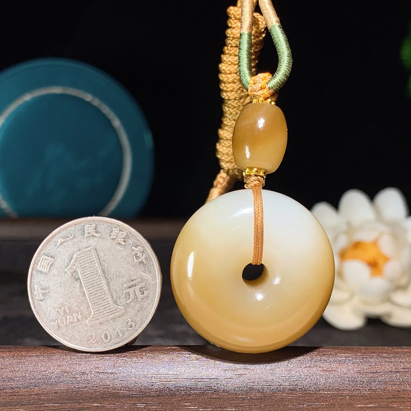 新疆和田玉且末糖平安扣挂件。尺寸30/13重26.5克 玉质细腻油润 底色纯净 脂粉好，品质好。lt251019