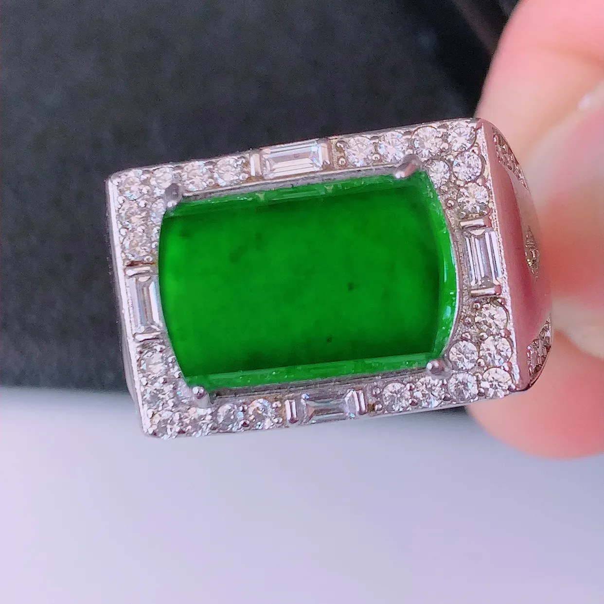 冰透满绿翡翠925银镶嵌马鞍戒指，自然光实拍，翠色灵动，颜色漂亮，种老水足，品相佳，佩戴佳品！#97