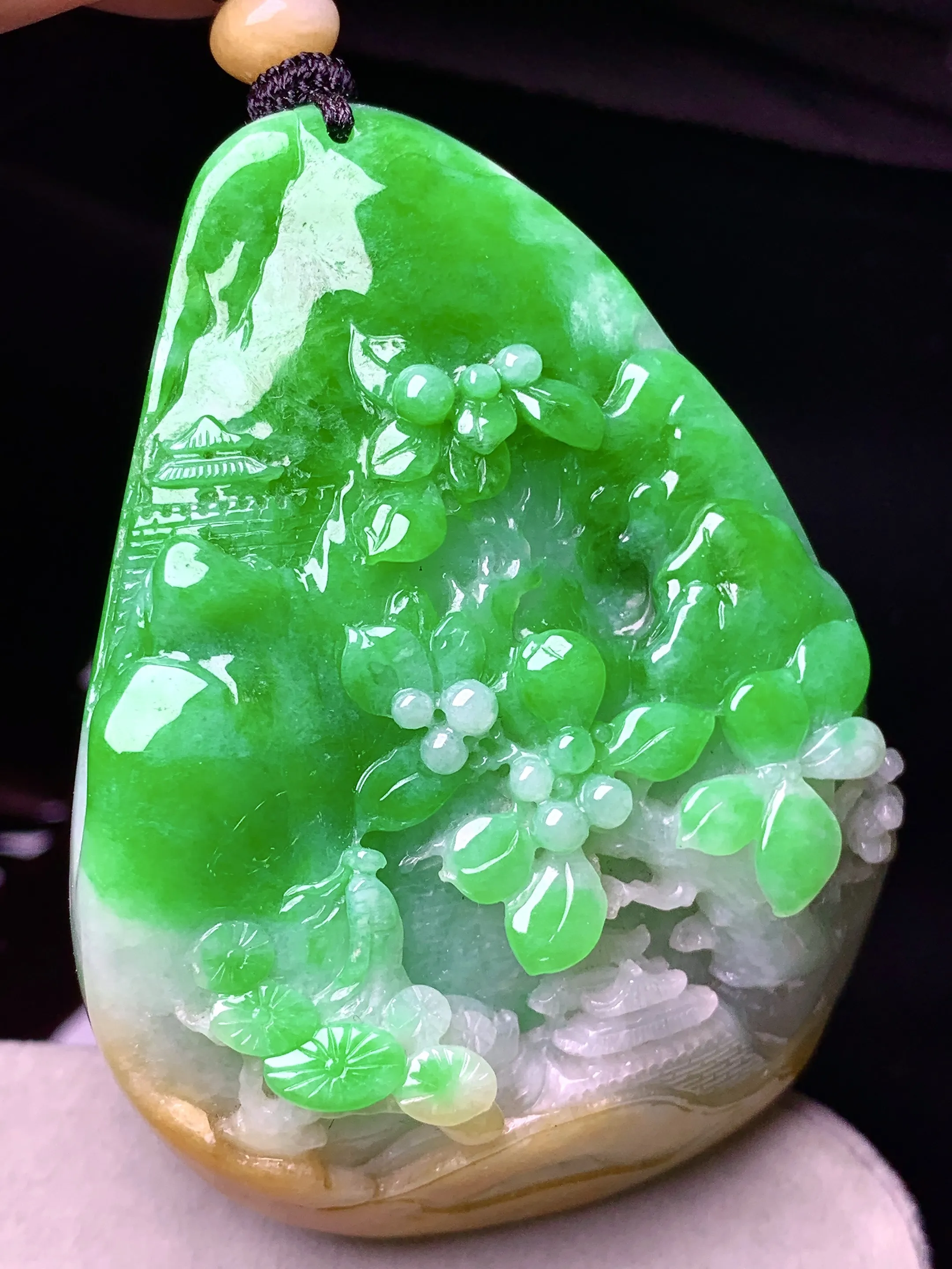 翠绿山水牌子吊坠 玉质细腻 色泽艳丽清新 整体尺寸66*47.2*17.2