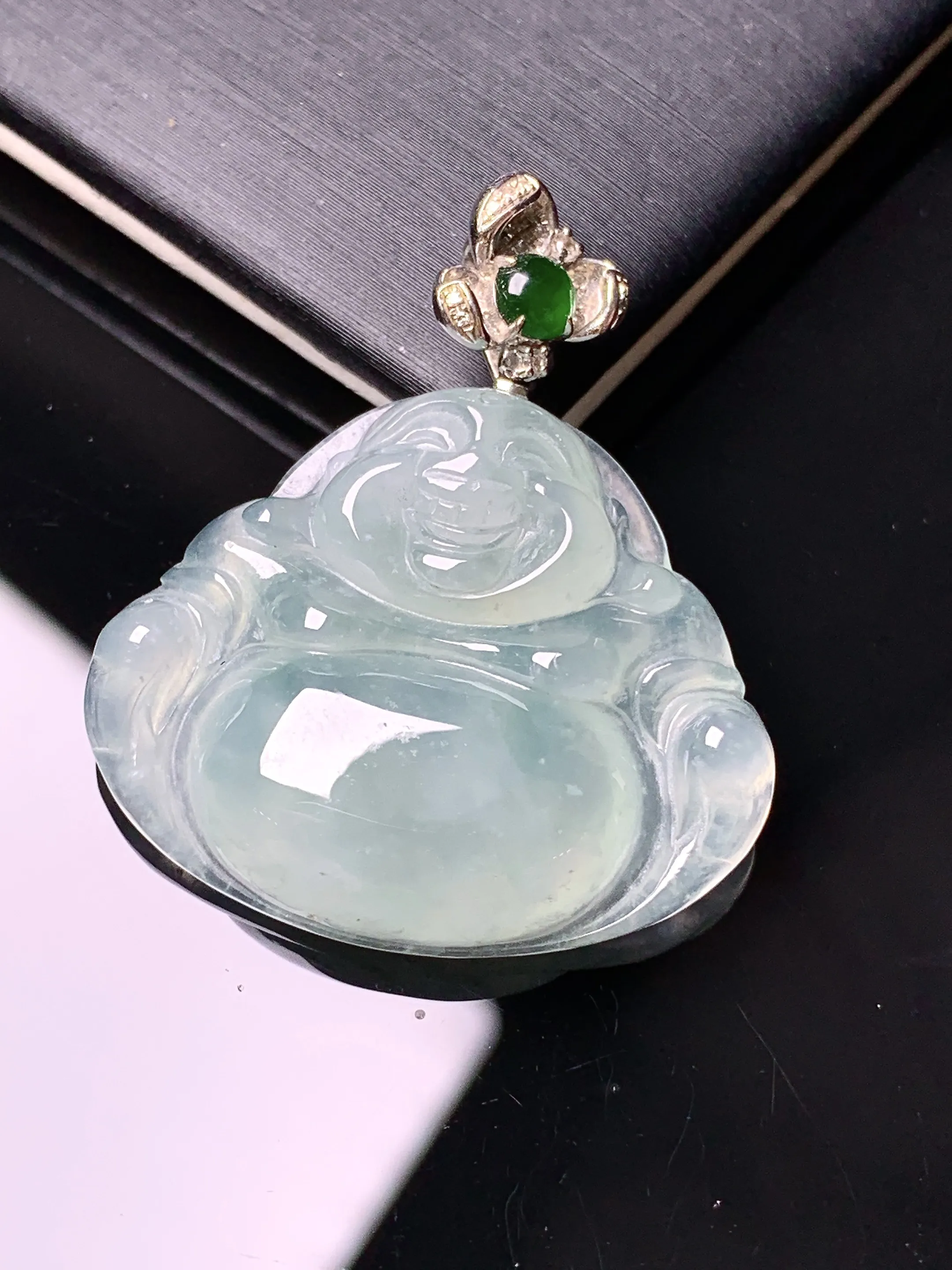 18k金钻镶嵌飘花佛公吊坠 玉质细腻 色泽艳丽清新 整体尺寸35*30*6.2