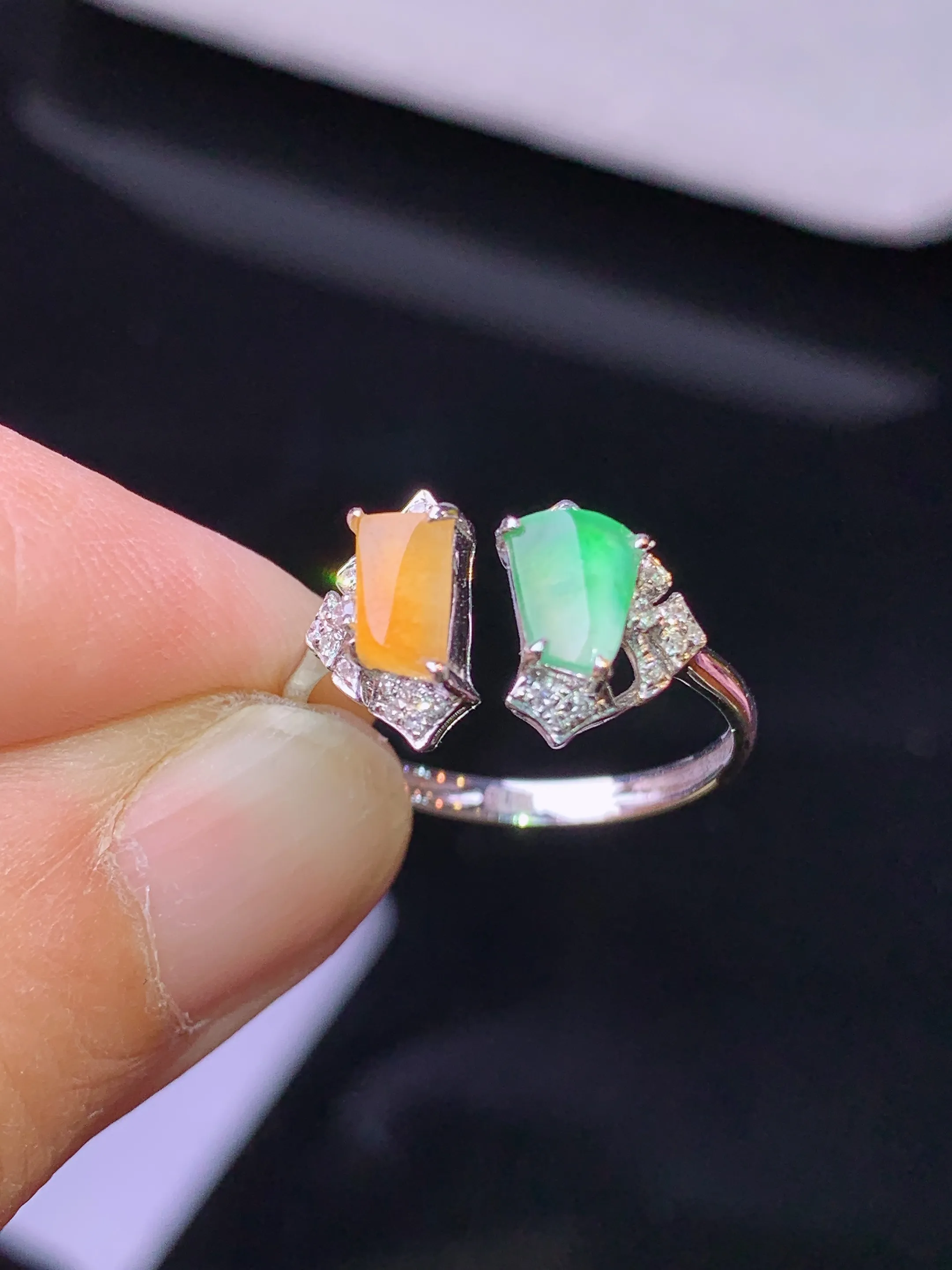 18k金钻镶嵌黄绿随形戒指 玉质细腻 色泽艳丽清新 圈口13.5 裸石尺寸5.7*3.8*2.5