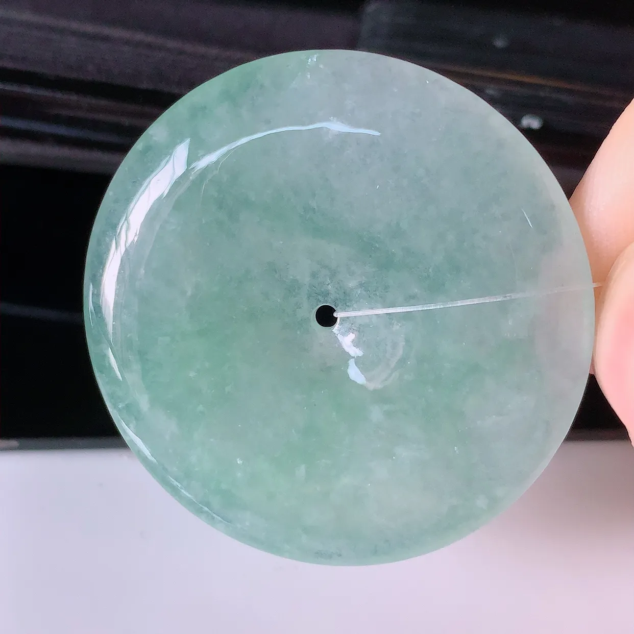 自然光实拍，大件冰种翡翠平安扣吊坠，形体饱满圆润，平安扣肥嘟嘟的，平平安安，种水很好，配戴精美！#49.10