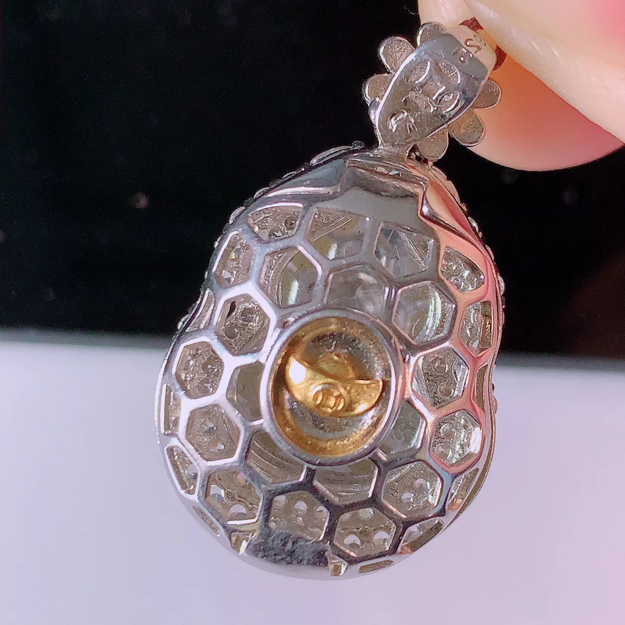 冰透满绿翡翠925银镶嵌葫芦吊坠，自然光实拍，翠色灵动，颜色漂亮，种老水足，品相佳，佩戴佳品！#97.10整体28*16.8*11.5裸石14.5*11.5