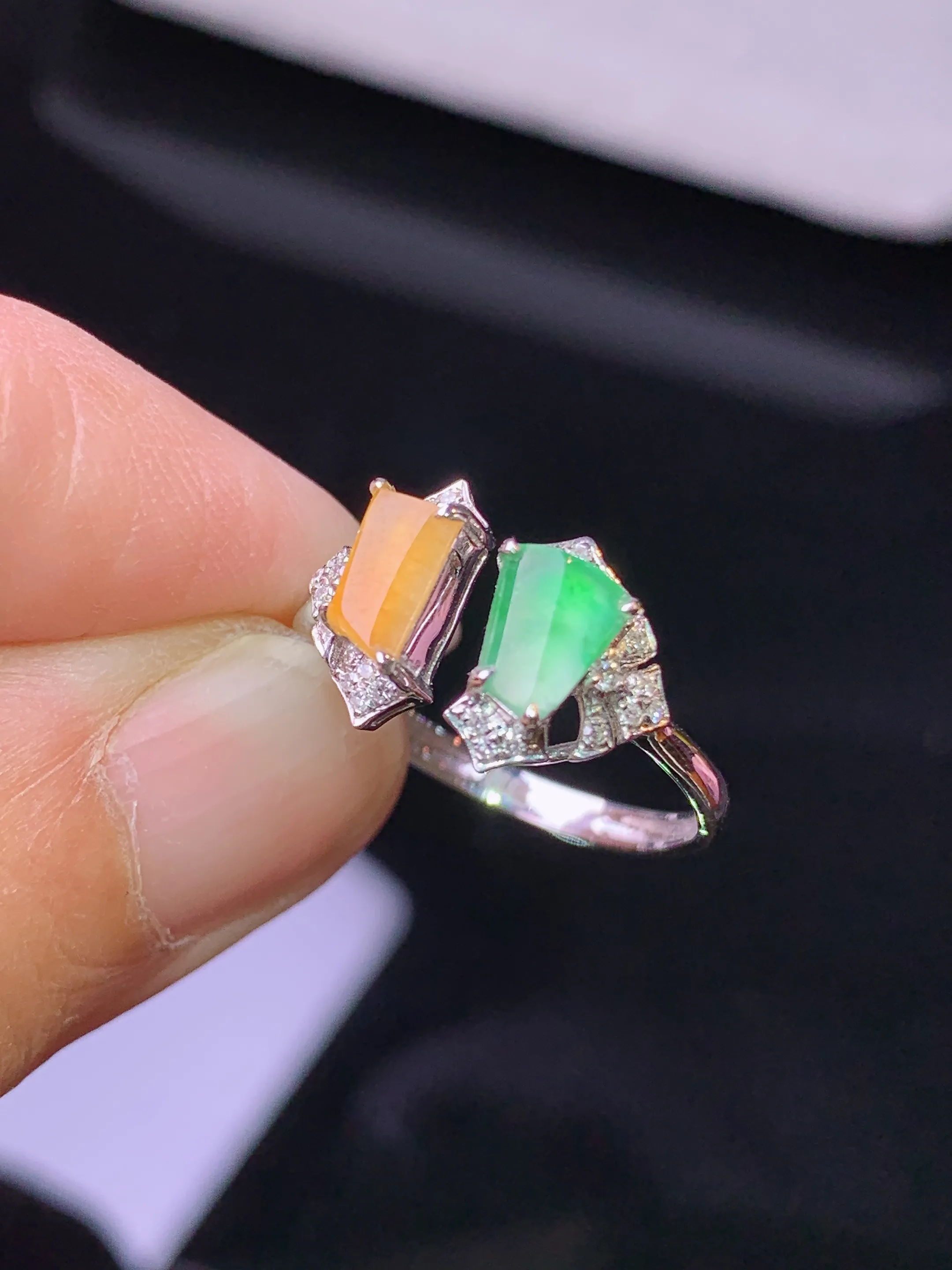 18k金钻镶嵌黄绿随形戒指 玉质细腻 色泽艳丽清新 圈口13.5 裸石尺寸5.7*3.8*2.5