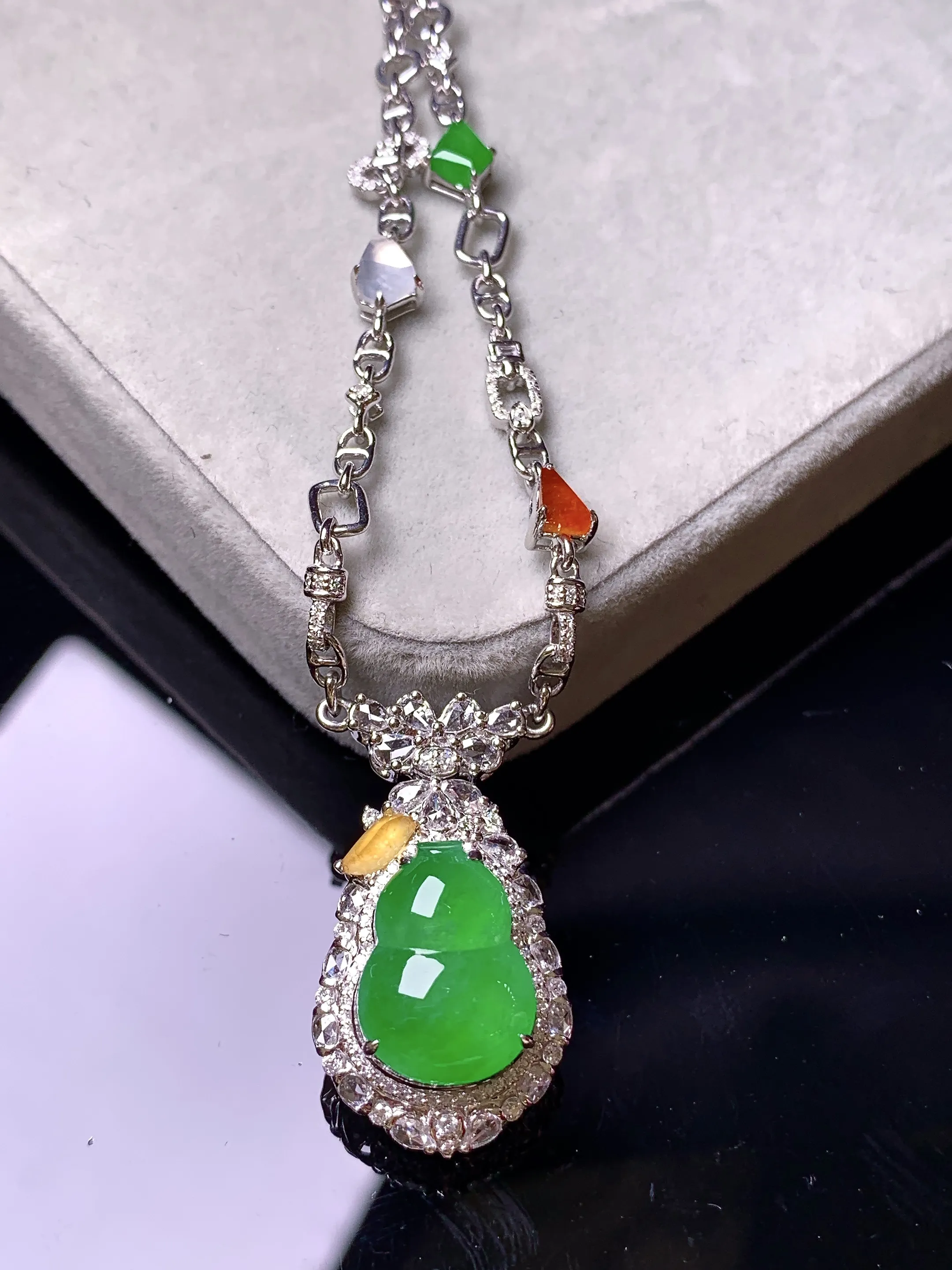 18k金钻镶嵌满绿葫芦吊坠 玉质细腻 色泽艳丽清新 整体尺寸27.7*15.2*11.8