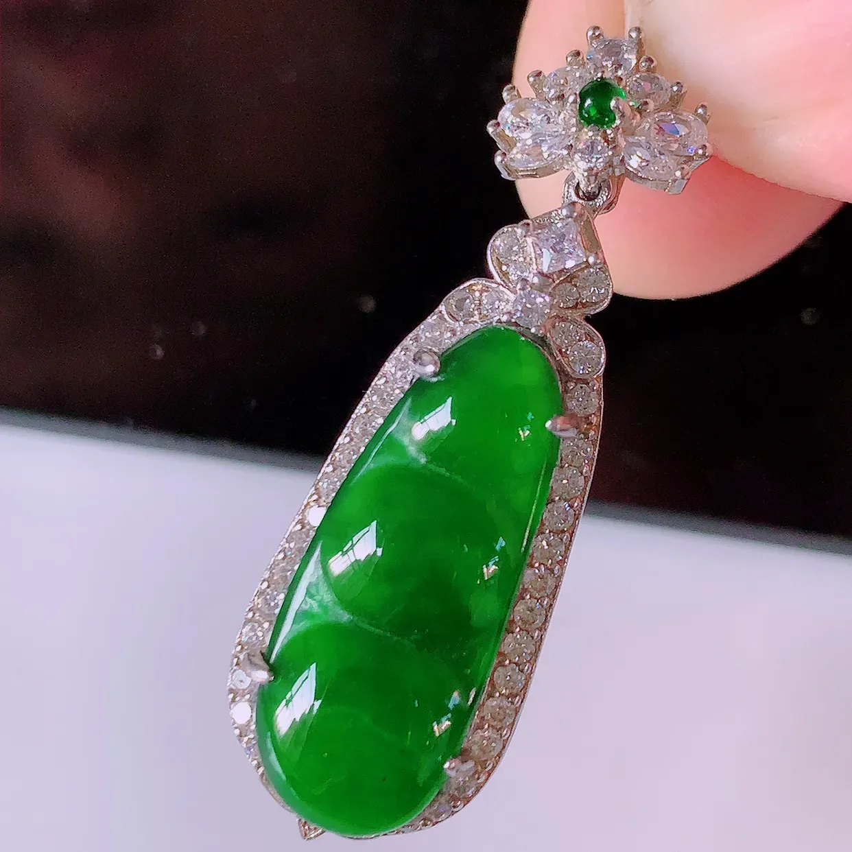 冰透满绿翡翠925银镶嵌福豆吊坠，自然光实拍，翠色灵动，颜色漂亮，种老水足，品相佳，佩戴佳品！#97.10整体36.8*12*7.2裸石21.5*8.5