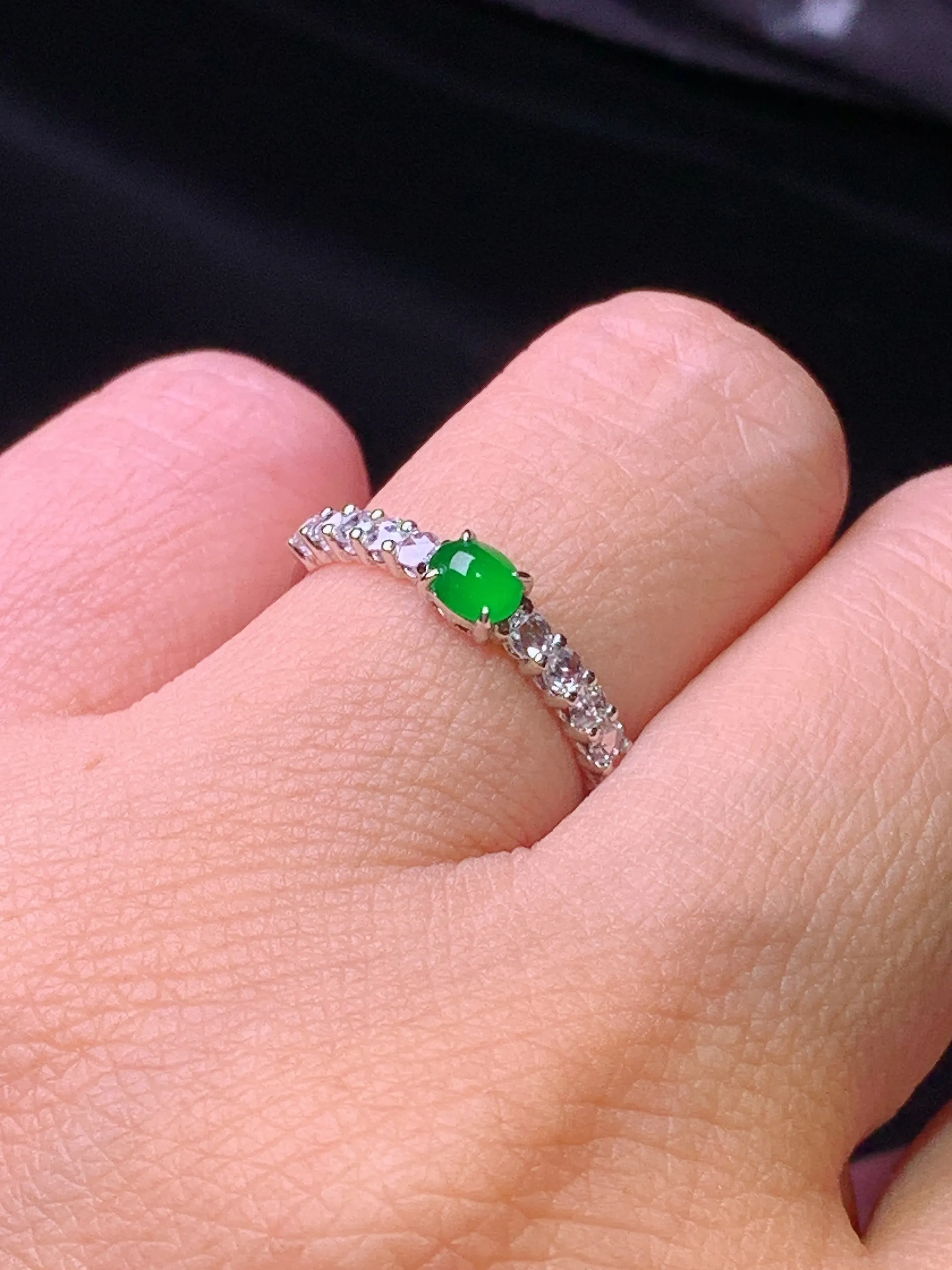 18k金莫桑钻镶嵌蛋面戒指 玉质细腻 色泽艳丽清新 圈口12 裸石尺寸3.5*4*2