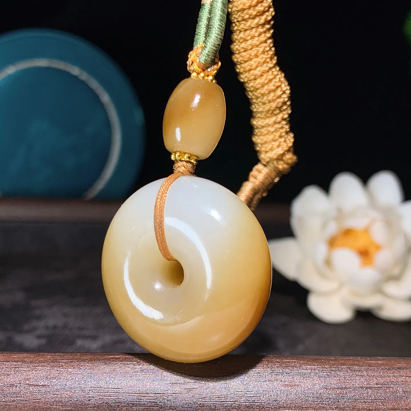 新疆和田玉且末糖平安扣挂件。尺寸30/13重26.5克 玉质细腻油润 底色纯净 脂粉好，品质好。lt251019