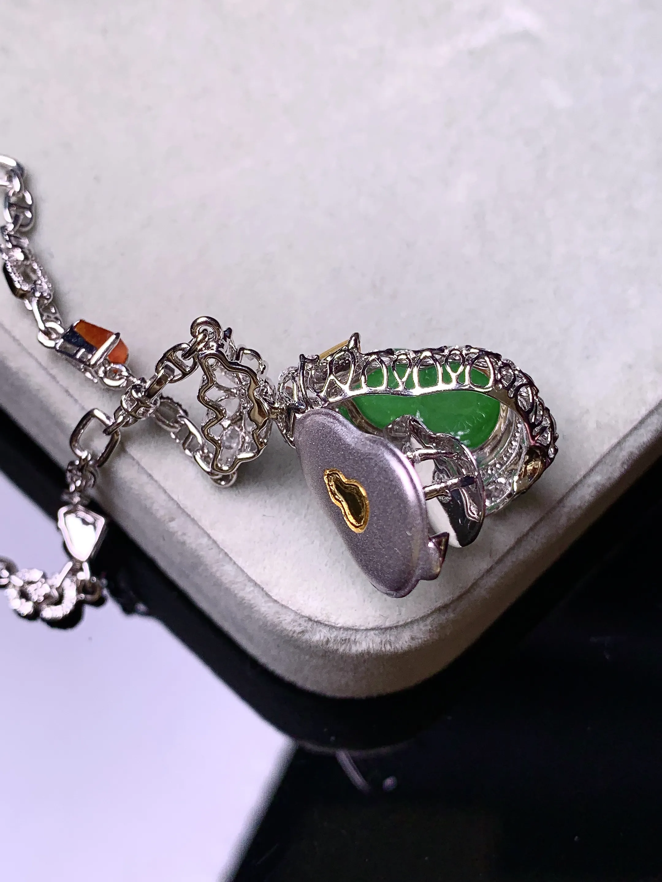 18k金钻镶嵌满绿葫芦吊坠 玉质细腻 色泽艳丽清新 整体尺寸27.7*15.2*11.8