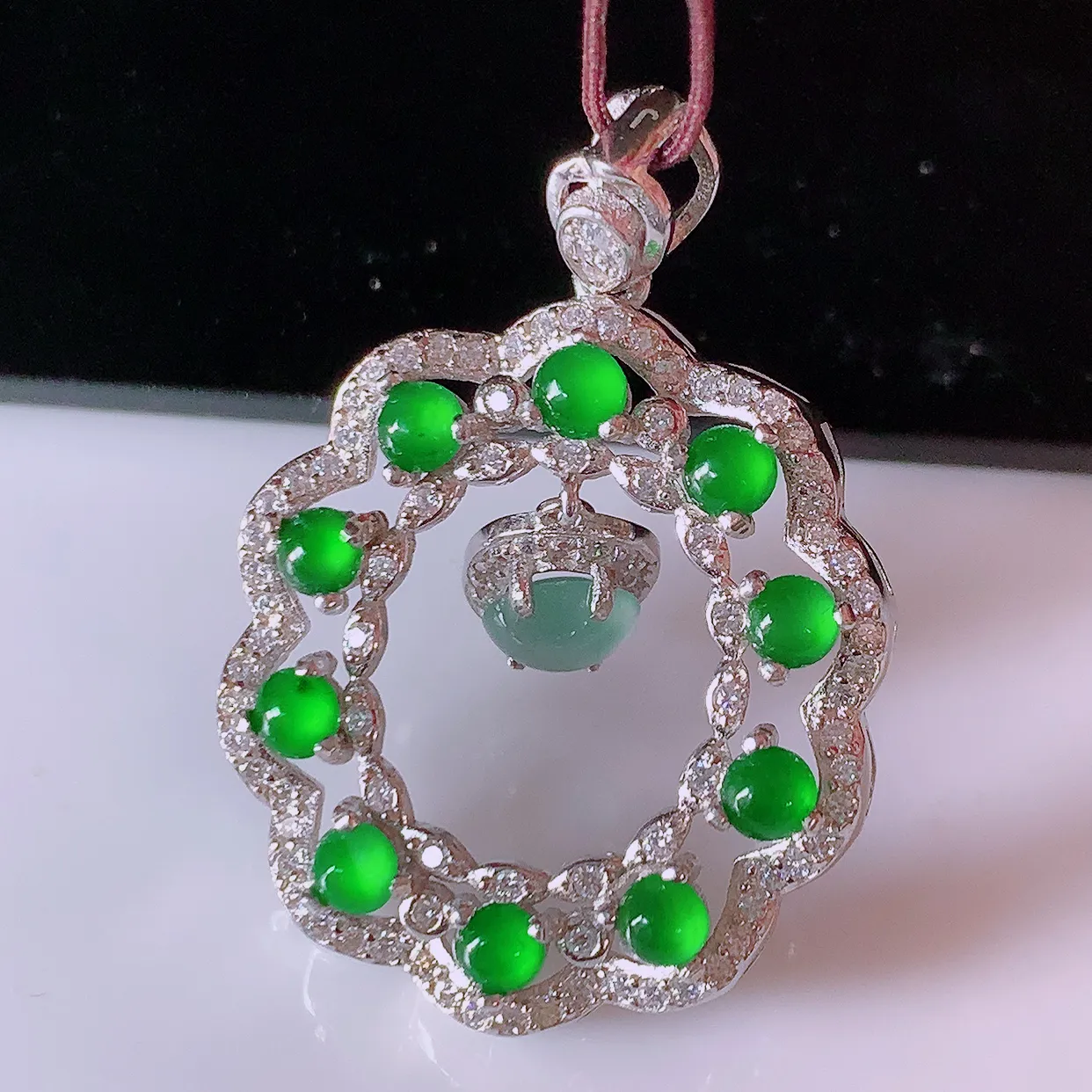 冰透满绿翡翠925银镶嵌吊坠，自然光实拍，翠色灵动，颜色漂亮，种老水足，品相佳，佩戴佳品！#97.1