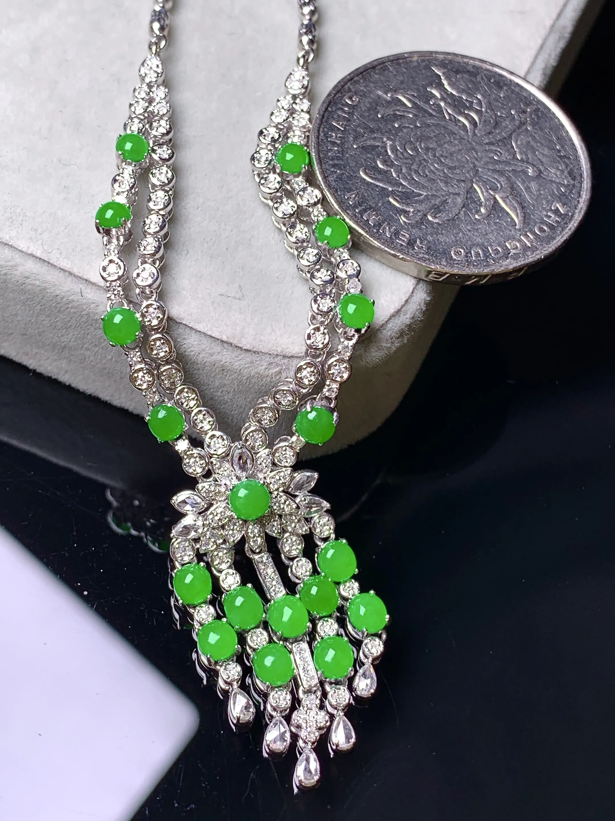 18k金钻镶嵌满绿蛋面组合项链 玉质细腻 色泽艳丽清新 整体尺寸71.8*12.8*5