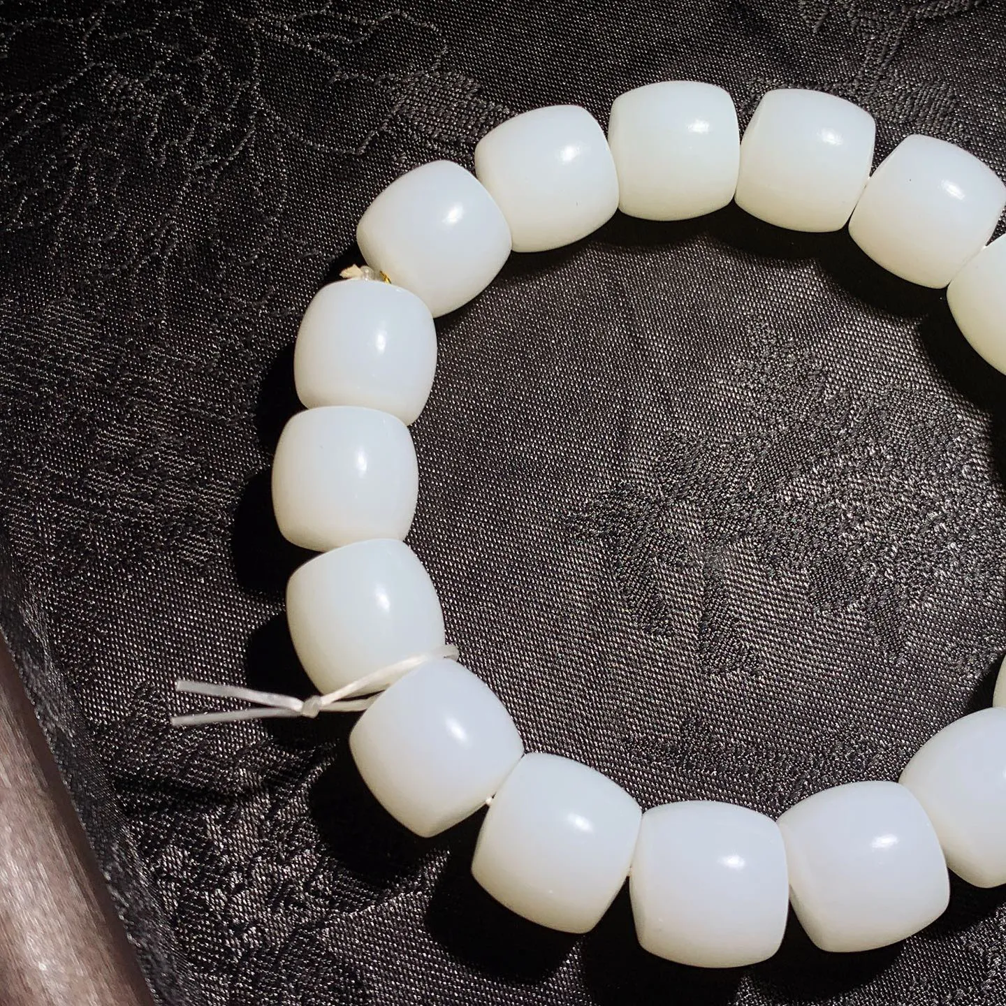 新疆和田玉羊脂白直切老型珠手串 单颗尺寸12/13！玉质细腻油润 底色纯净 脂粉好，品质好。lt251019