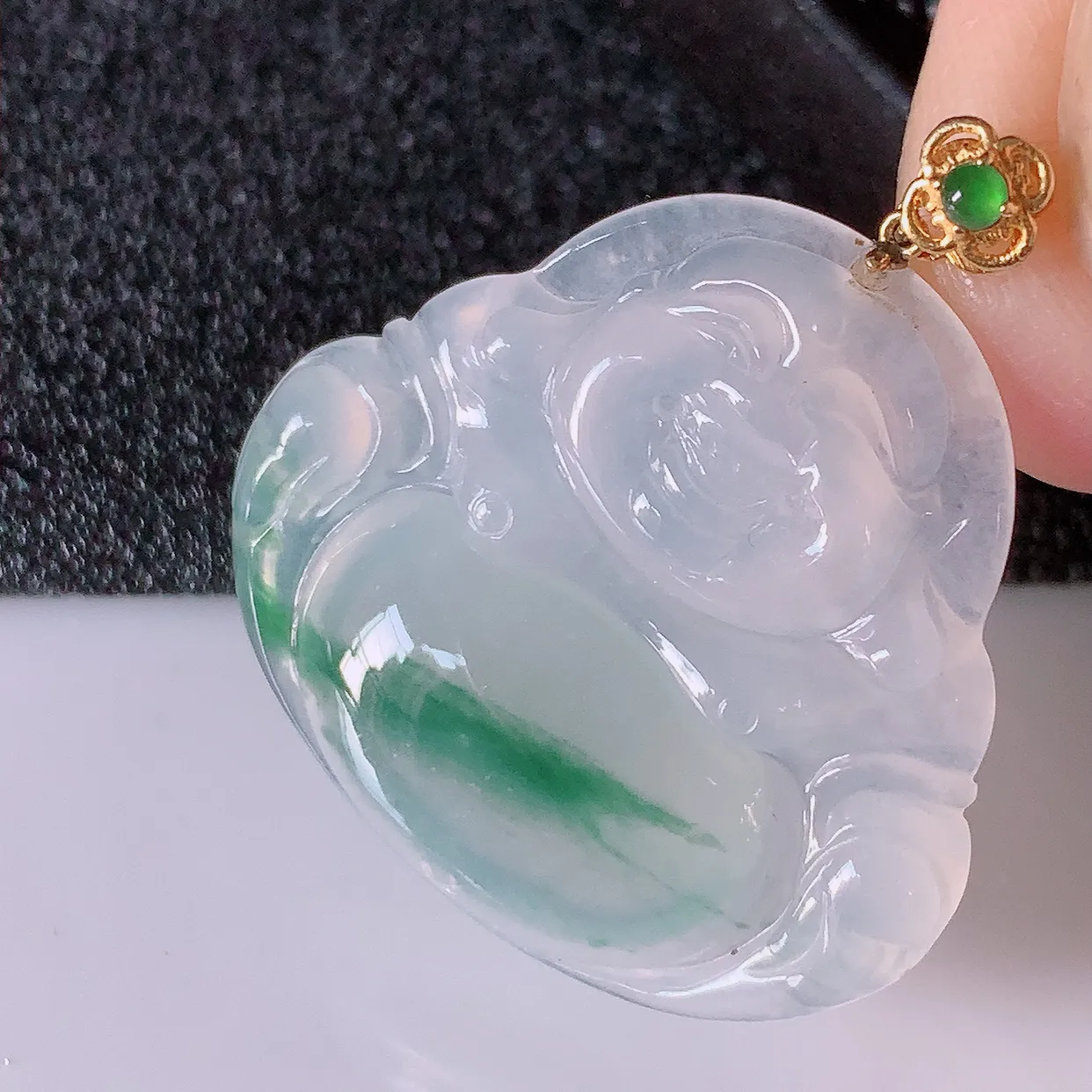自然光实拍，18K金镶嵌冰种飘花翡翠佛公吊坠，冰透饱满， 佛公亦保平安，寓意有福（佛公）相伴，品相佳，配戴优雅迷人！#49.10整体30.5裸石27.5*25*4.8