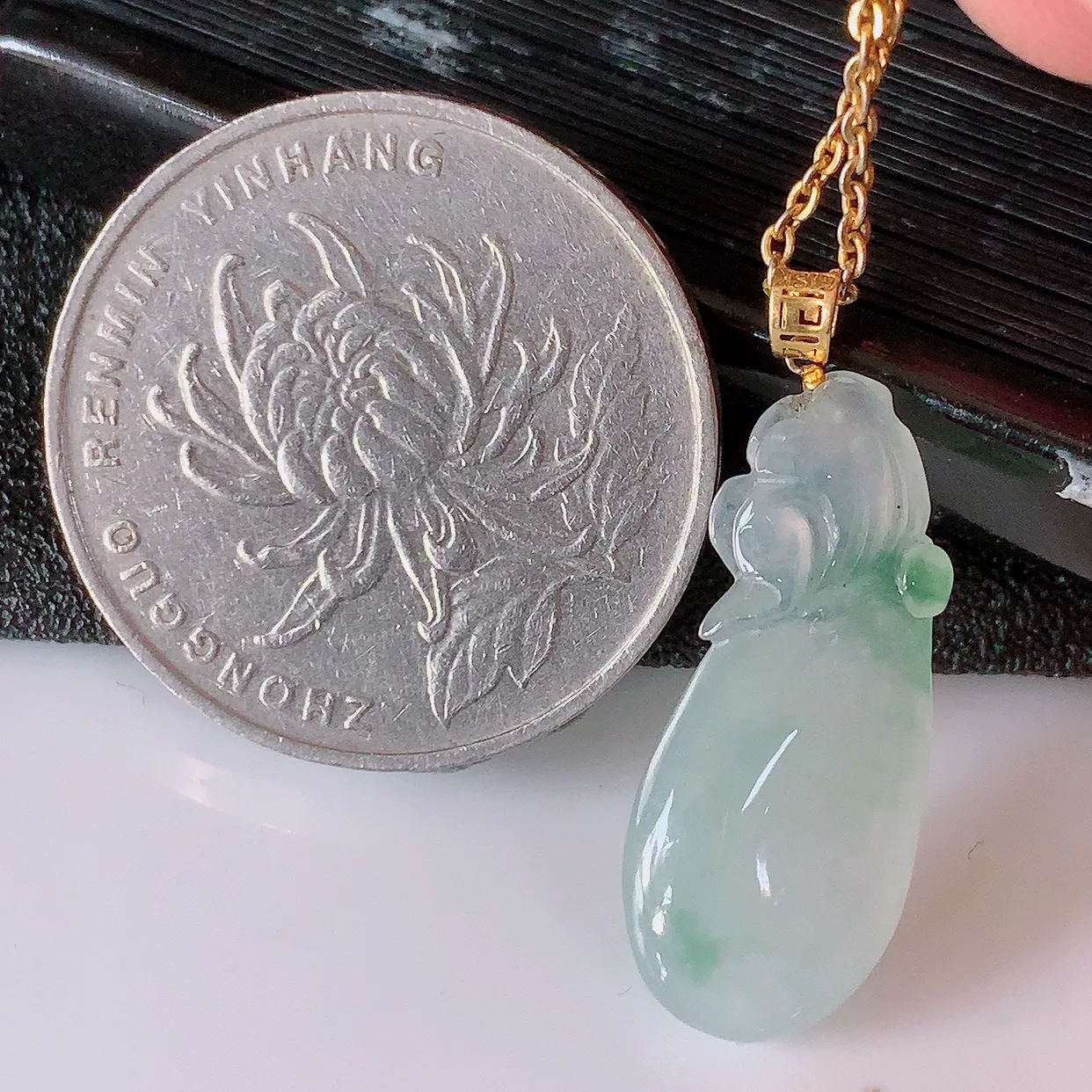 自然光实拍，18K金镶嵌冰种飘花翡翠招财钱袋子吊坠，寓意“代代有福，代代有财，腰缠万贯” 玉质细腻，佩戴效果佳！#57.7