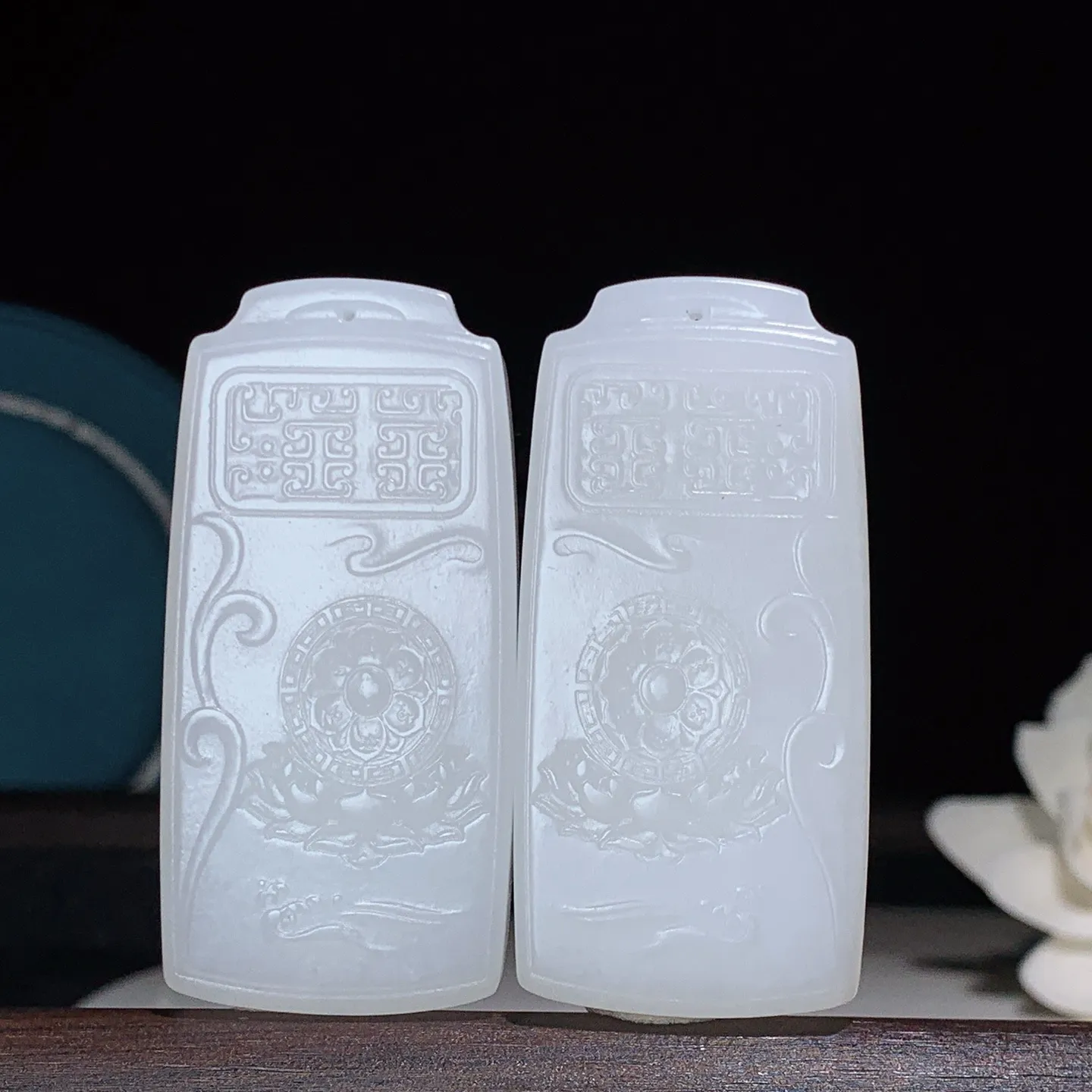 一对和田玉白玉羊脂白观音佛对牌挂件。尺寸52/25/9总重61克 玉质细腻油润 底色纯净 脂粉好，品质好。lt251019