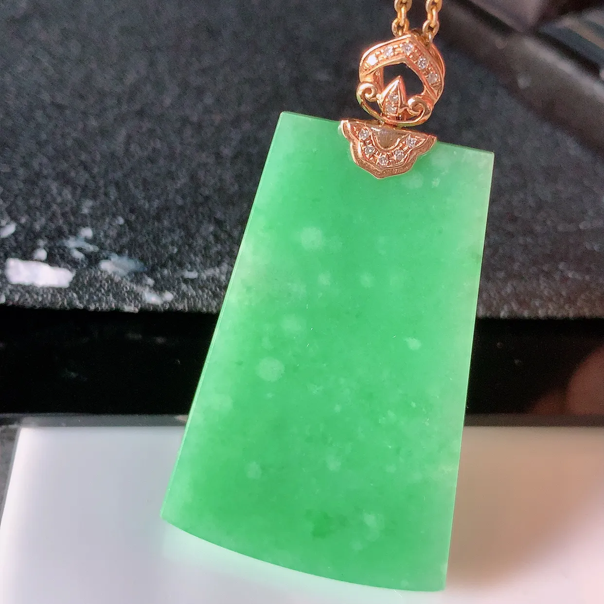 自然光实拍，18K金镶嵌水润翡翠平安无事牌吊坠，平平安安，无事牌翠色灵动，佩戴平安时尚！#83.10整体46.5*25.5*5裸石38.5*25.5
