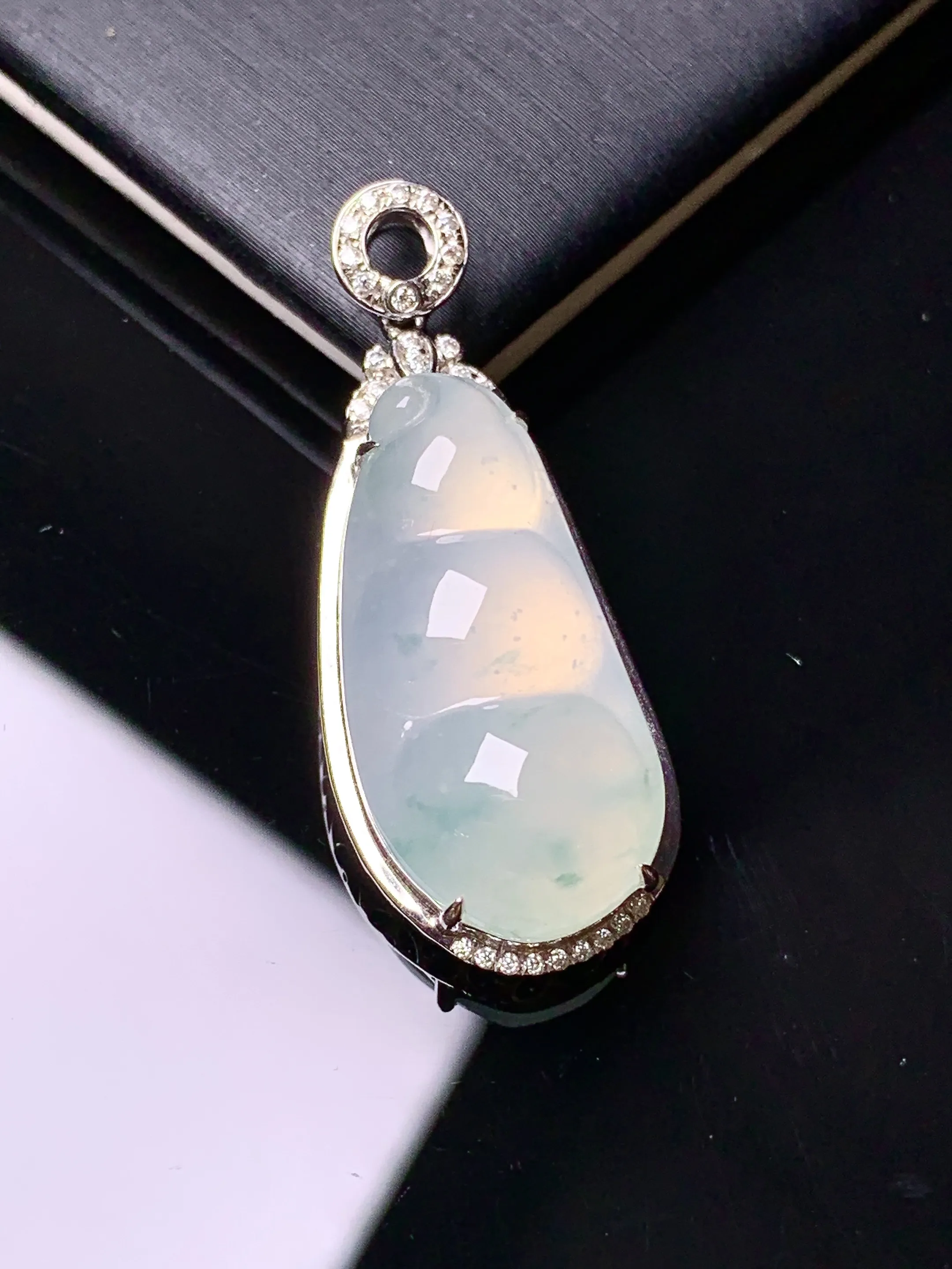 18k金钻镶嵌冰种四季豆吊坠 玉质细腻 色泽艳丽清新 整体尺寸34.8*13.6*7.5