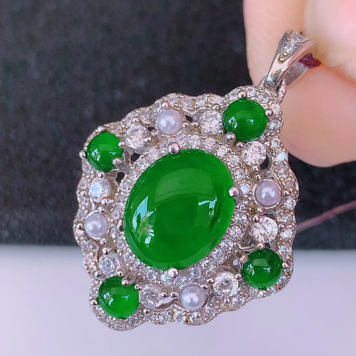 冰透满绿翡翠925银镶嵌吊坠，自然光实拍，翠色灵动，颜色漂亮，种老水足，品相佳，佩戴佳品！#97.7整体29.5*20.5*8.8裸石10*7.8