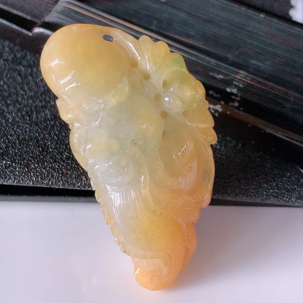 自然光实拍，冰润黄加绿翡翠招财财神爷吊坠，种老水足，雕工精湛 ，寓意美好，佩戴时尚出众！#89.10