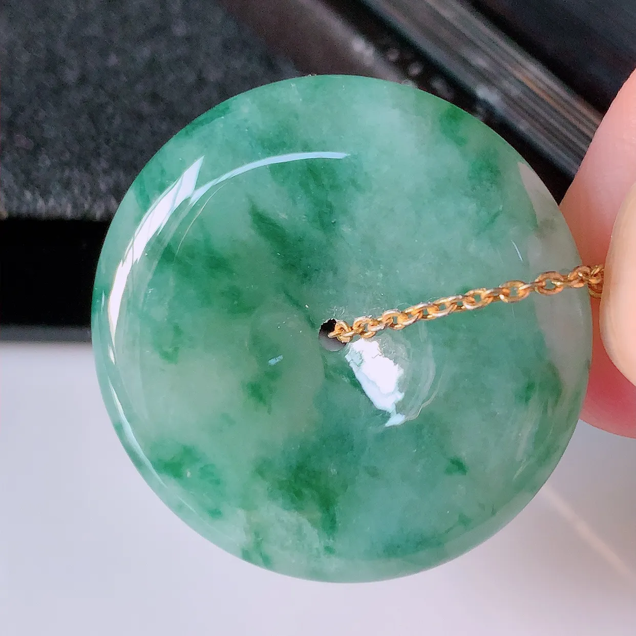 自然光实拍，冰飘花翡翠平安扣吊坠，冰透，灵动飘逸，寓意平平安安，平安扣佩戴端庄漂亮！#39.10