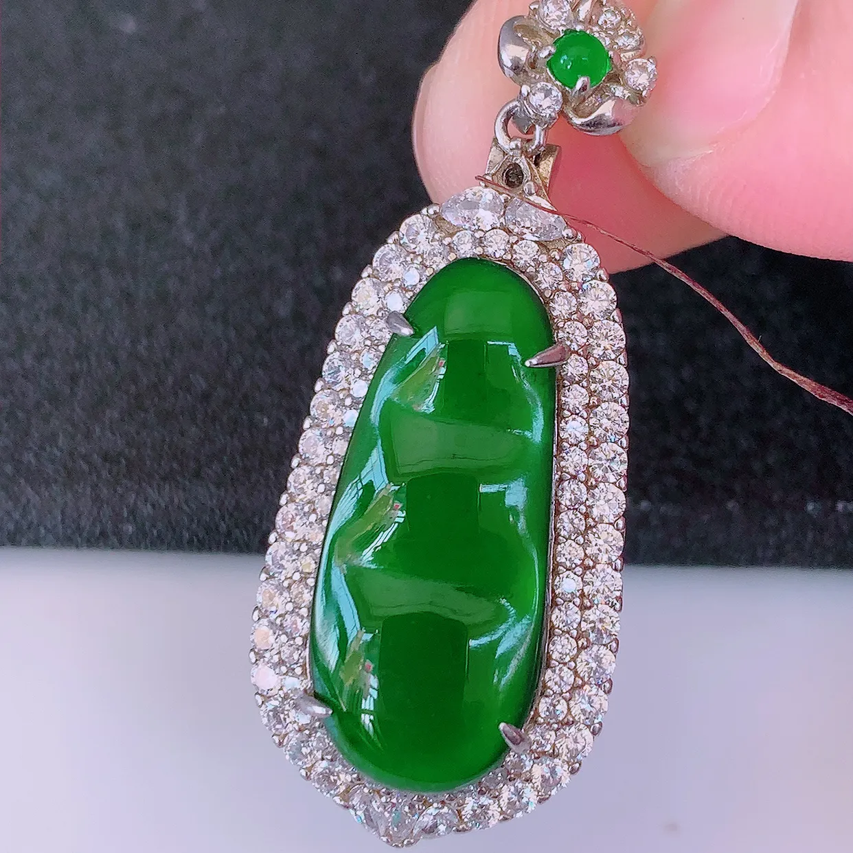 冰透满绿翡翠925银镶嵌福豆吊坠，自然光实拍，翠色灵动，颜色漂亮，种老水足，品相佳，佩戴佳品！#97.7整体41*17*10.5裸石24.5*10.5