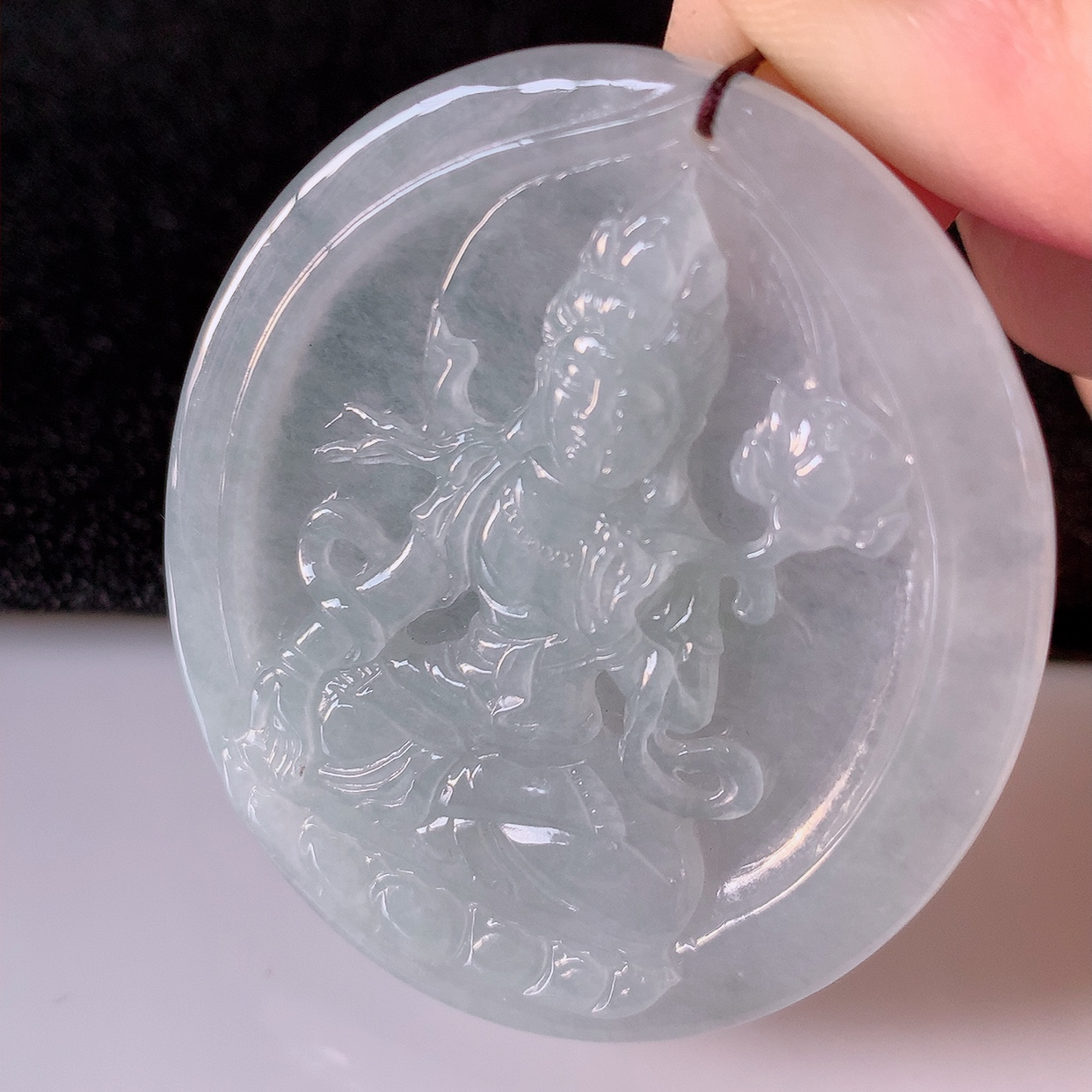 自然光实拍，冰种翡翠莲花观音菩萨吊坠，赐福观音，玉润通透，慈祥端庄！#05.10