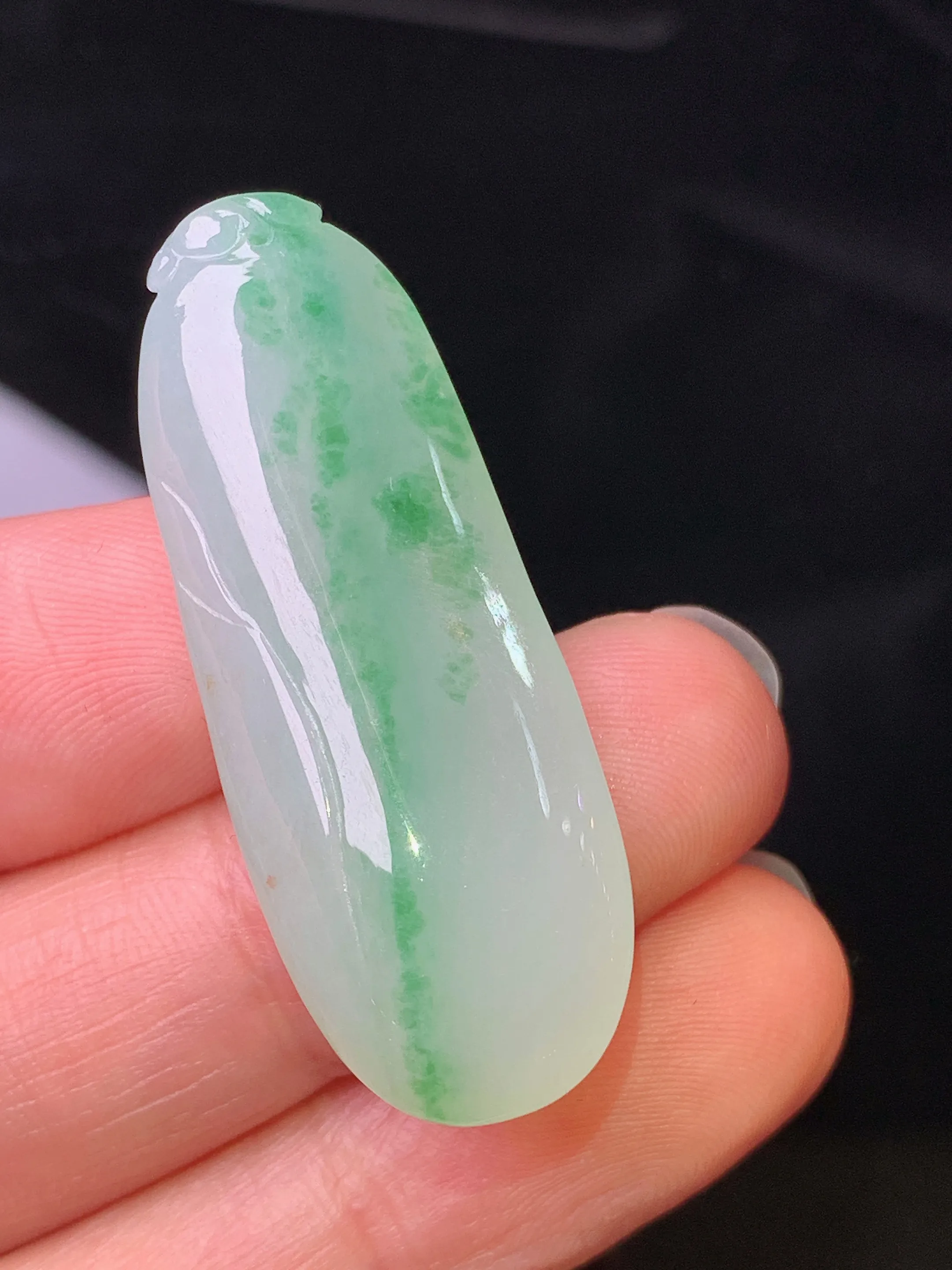 飘绿福瓜吊坠 玉质细腻 色泽艳丽清新 整体尺寸38.5*14.5* 8.5