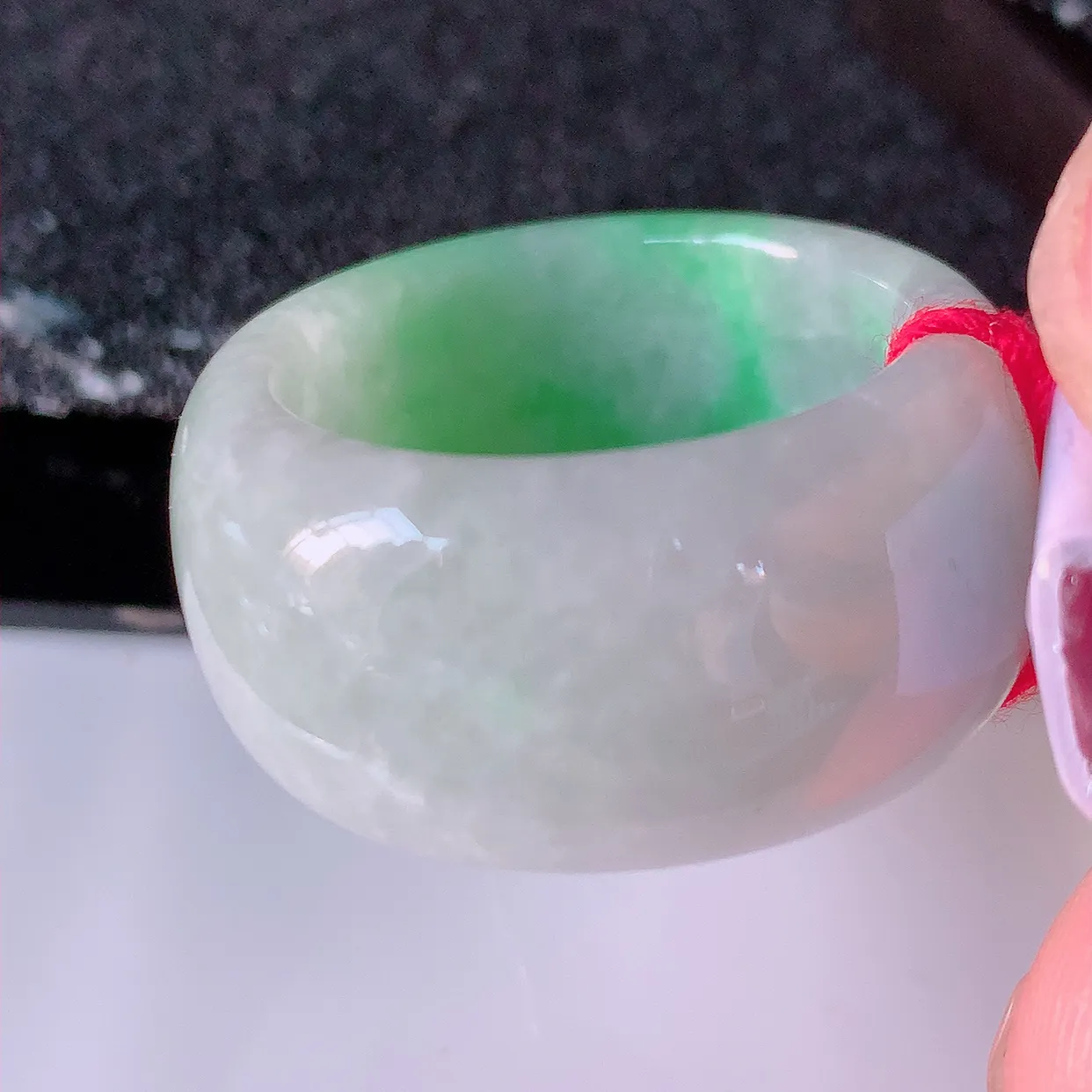 自然光实拍，21.3mm内径飘绿翡翠扳指，冰润指环，玉扳指，戒指，财源滚滚，玉质细腻起胶，26圈口，种水好！#39.10尺寸21.3-13.8*4.5