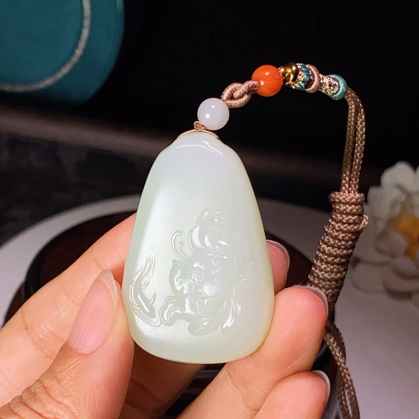 和田玉白玉花开富贵牌子挂件。尺寸42/29/11重28.8克 玉质细腻油润 底色纯净 脂粉好，品质好。lt251019