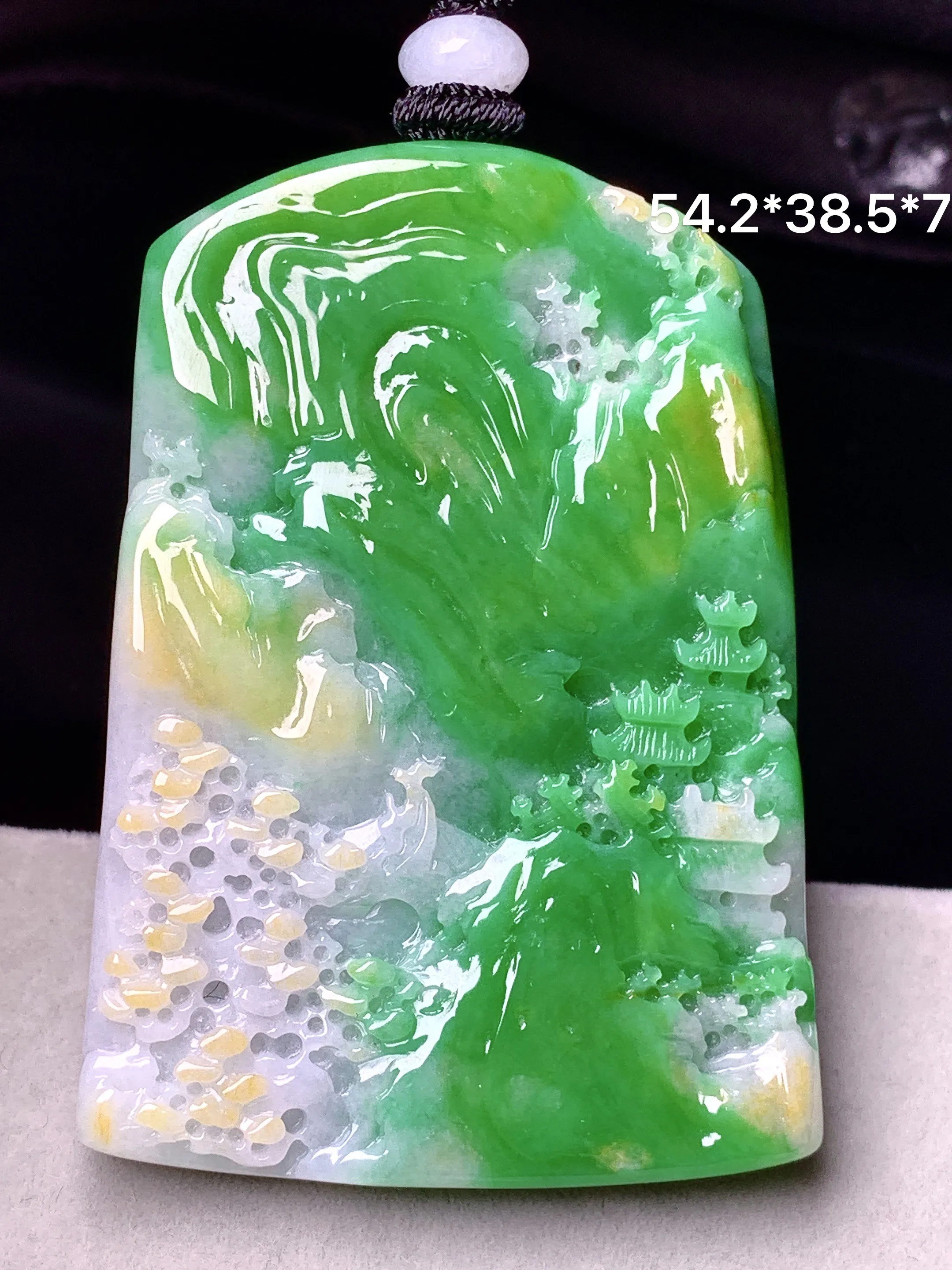 飘黄绿山水牌子吊坠 玉质细腻 色泽艳丽清新 整体尺寸54.2*38.5*7