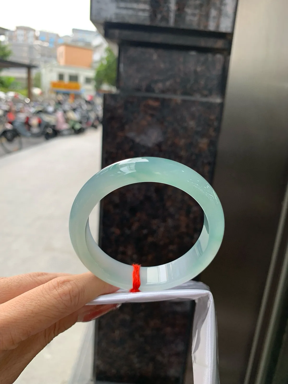 冰蓝正圈
57.3-8.3-13.8
完美，底妆冰透，千变万化的冰晴蓝底色，拥有海的颜色，却散发着星空的光芒，这是一只来自冰川蓝的清冷气质仙女镯。