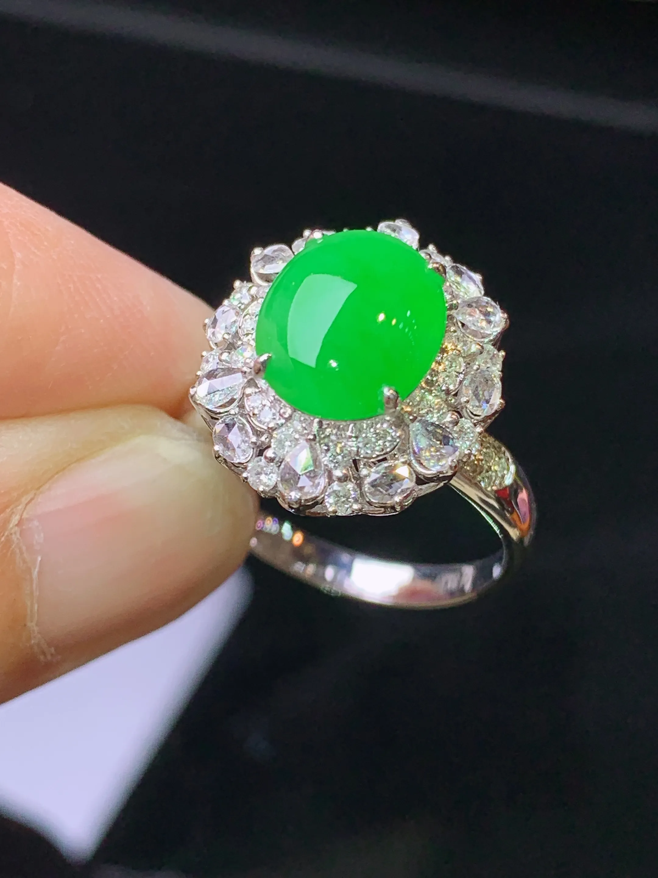 18k金钻镶嵌满绿蛋面戒指 玉质细腻 色泽艳丽清新 圈口14 整体尺寸16.8*14.6*10