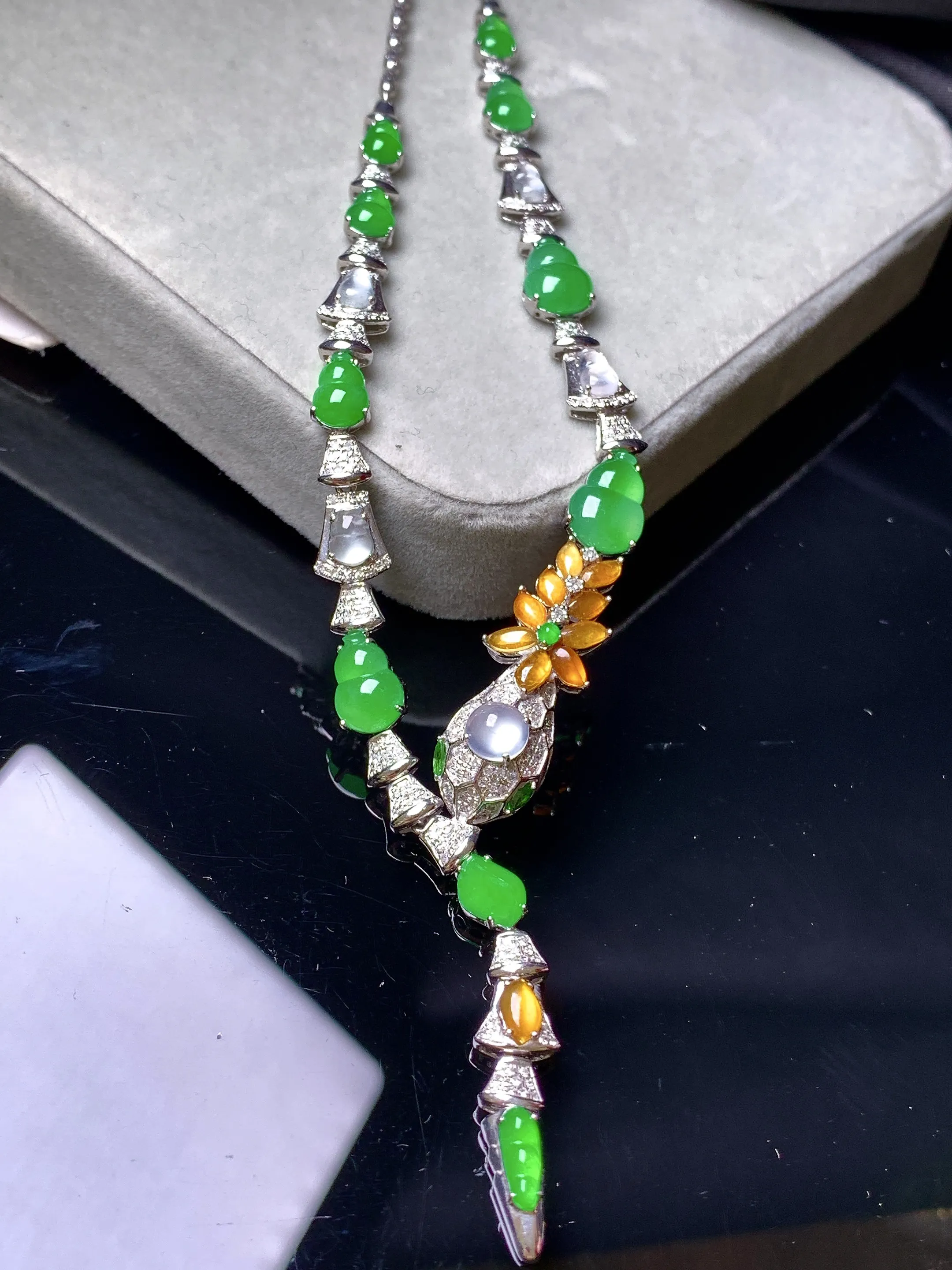 18k金钻镶嵌多宝蛇形项链 玉质细腻 色泽艳丽清新 整体尺寸120*9.2*7.2