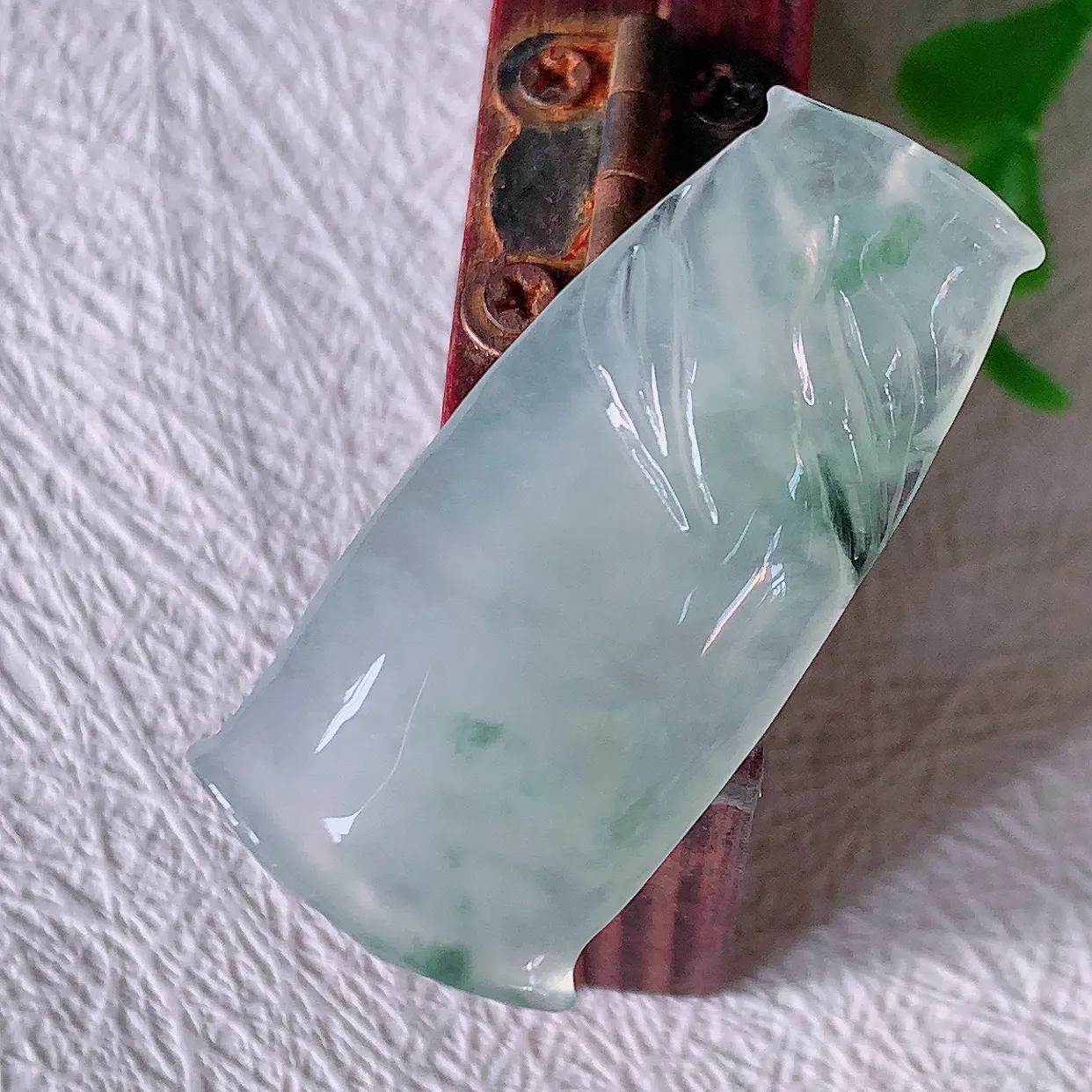 自然光实拍，冰种飘花翡翠竹节吊坠。竹节寓意“节节高，官运亨通，前程似锦，水润莹泽，清秀高雅，佩戴精美！#01.10