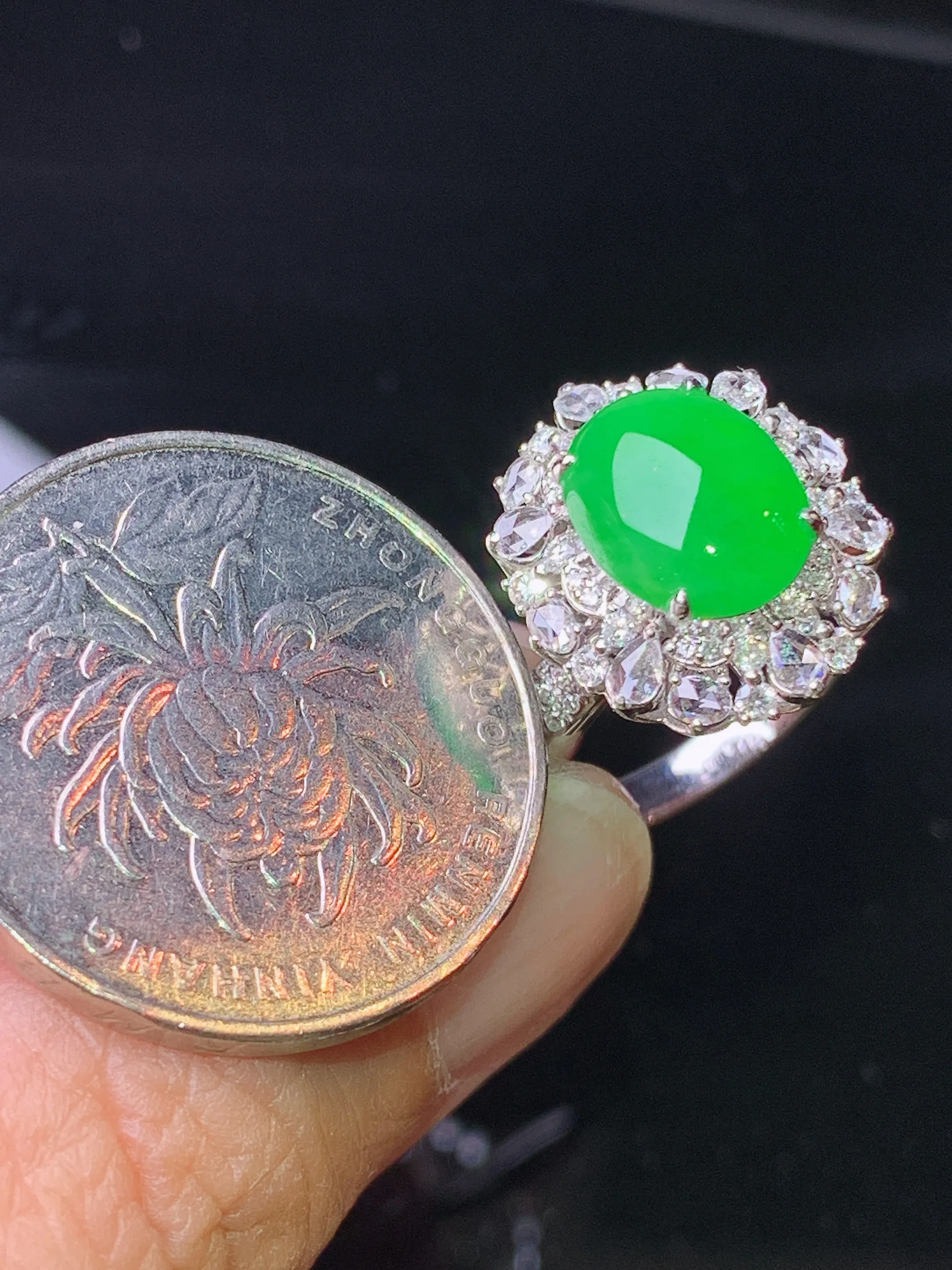 18k金钻镶嵌满绿蛋面戒指 玉质细腻 色泽艳丽清新 圈口14 整体尺寸16.8*14.6*10